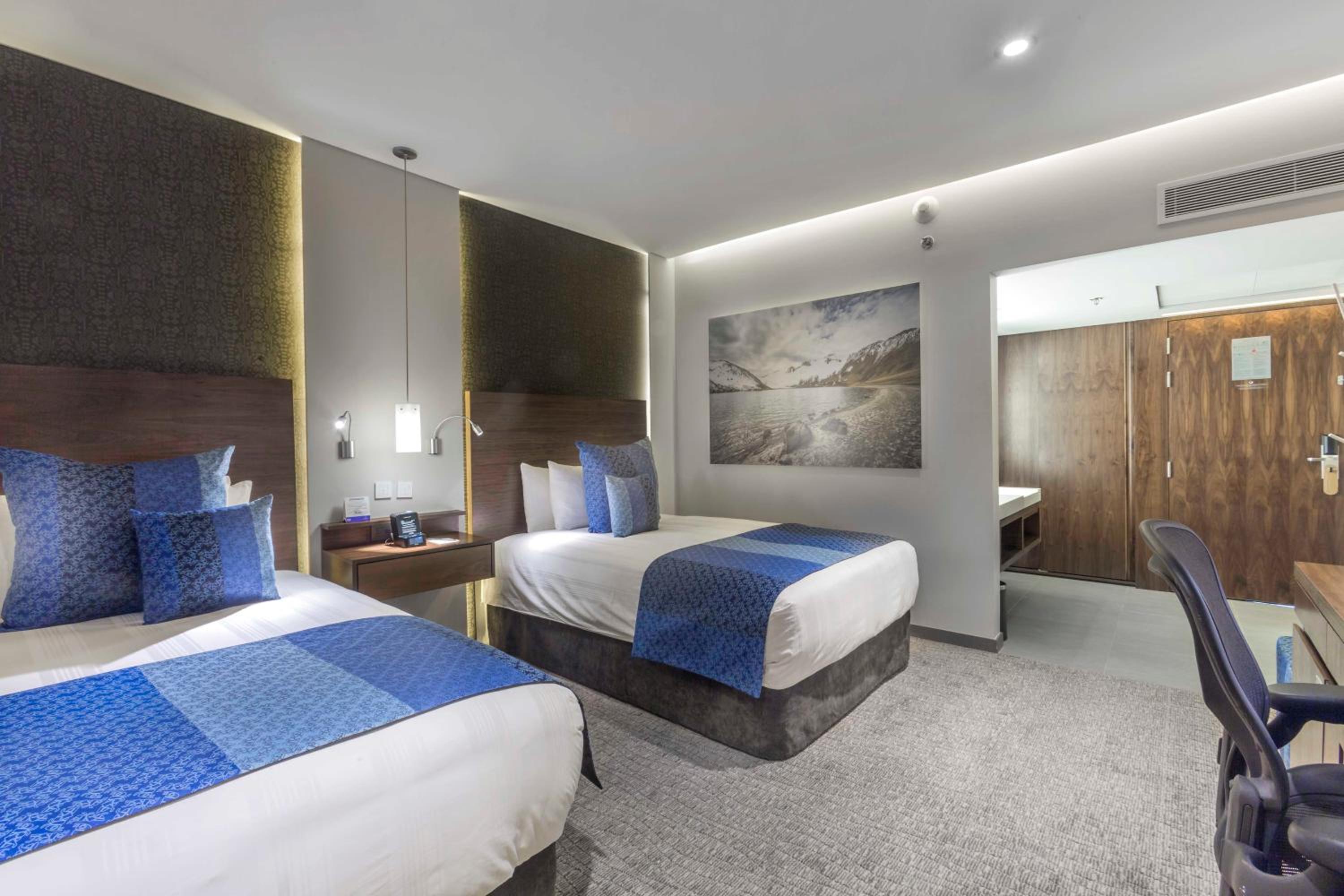 Club Floor Room with Two Beds - Photo 1