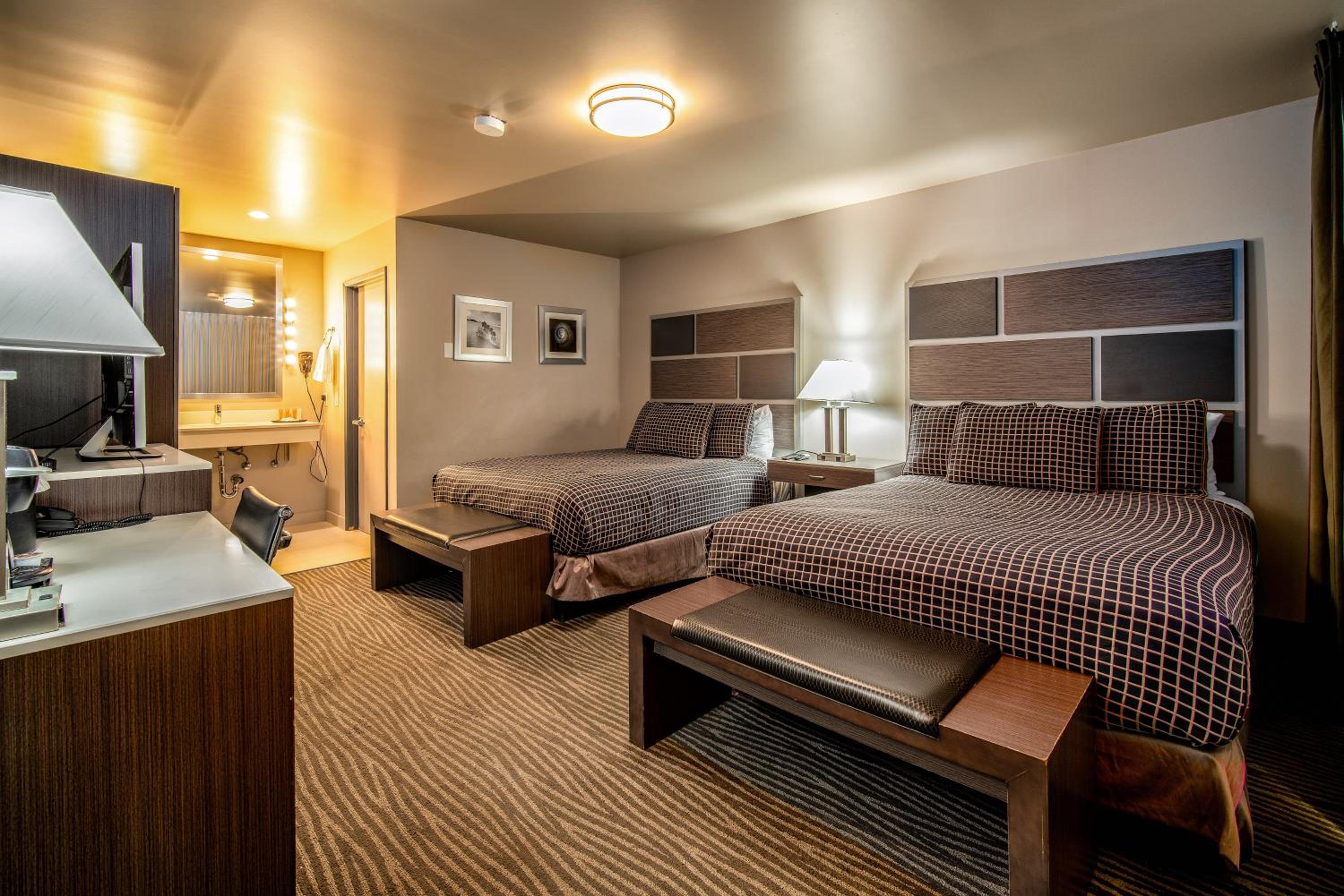 Queen Room with Two Queen Beds photo 1