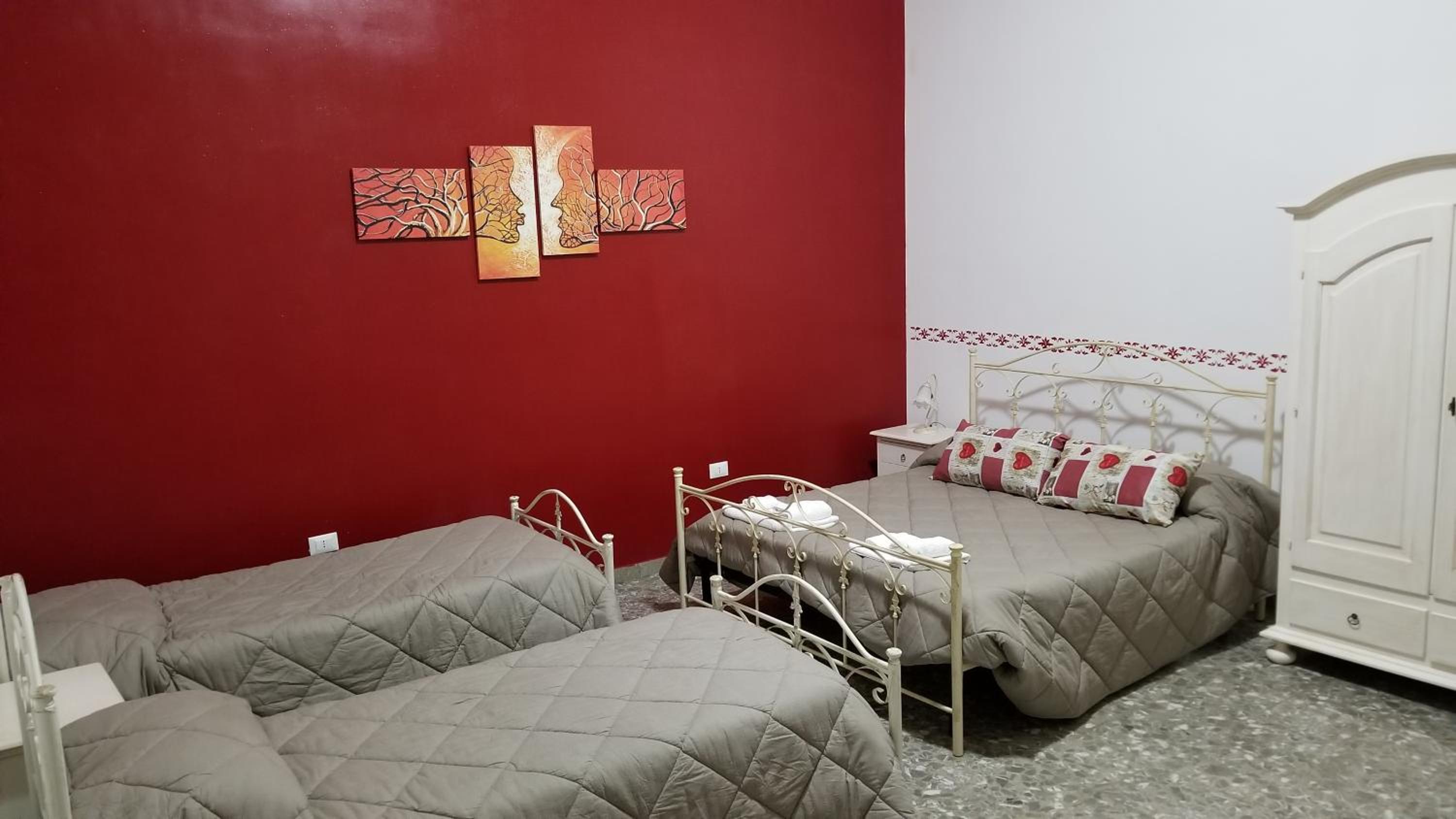 Quadruple Room with Private Bathroom - Photo 1