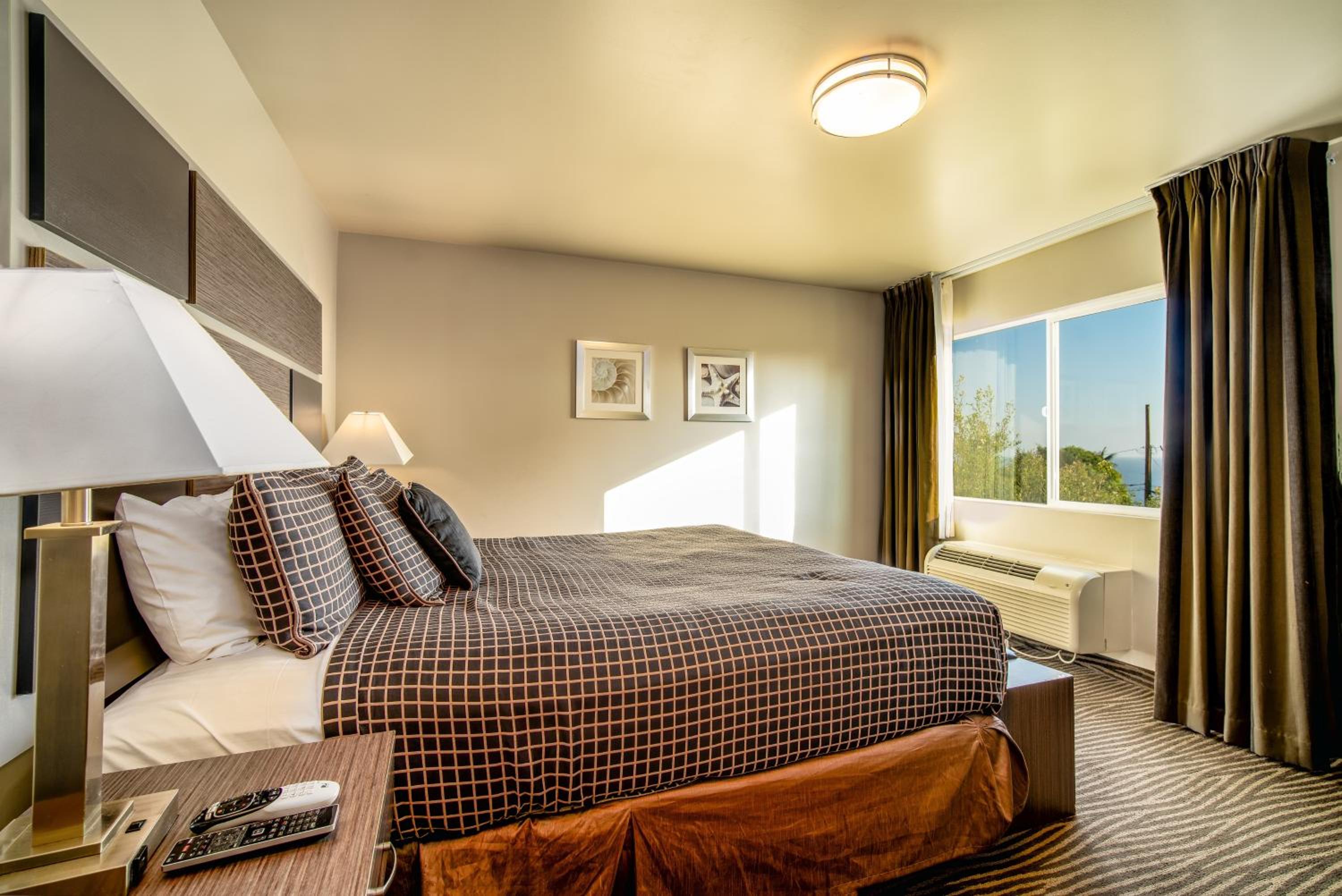Deluxe King Room with Sea View photo 3