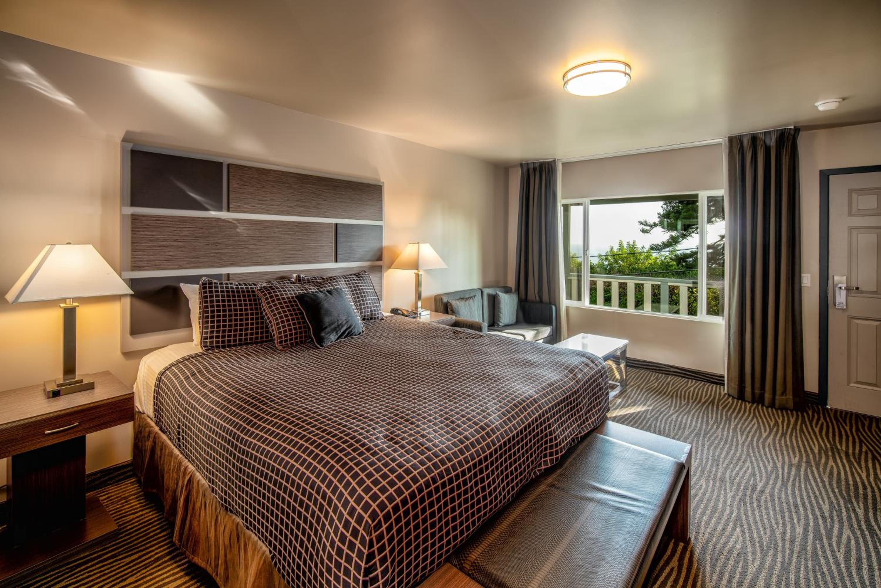 Deluxe King Room with Sea View photo 1
