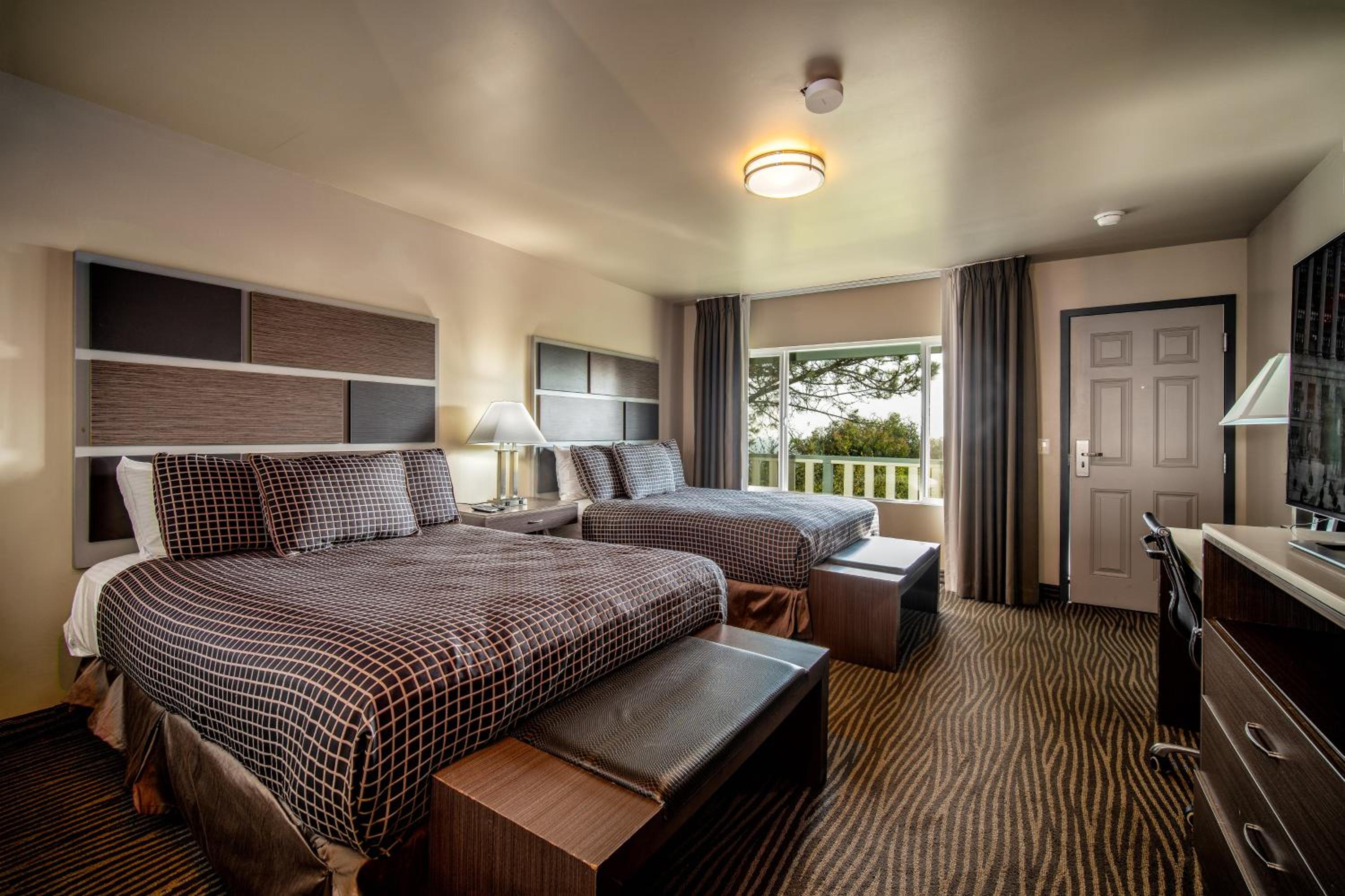 Queen Room with Two Queen Beds - Sea View photo 1