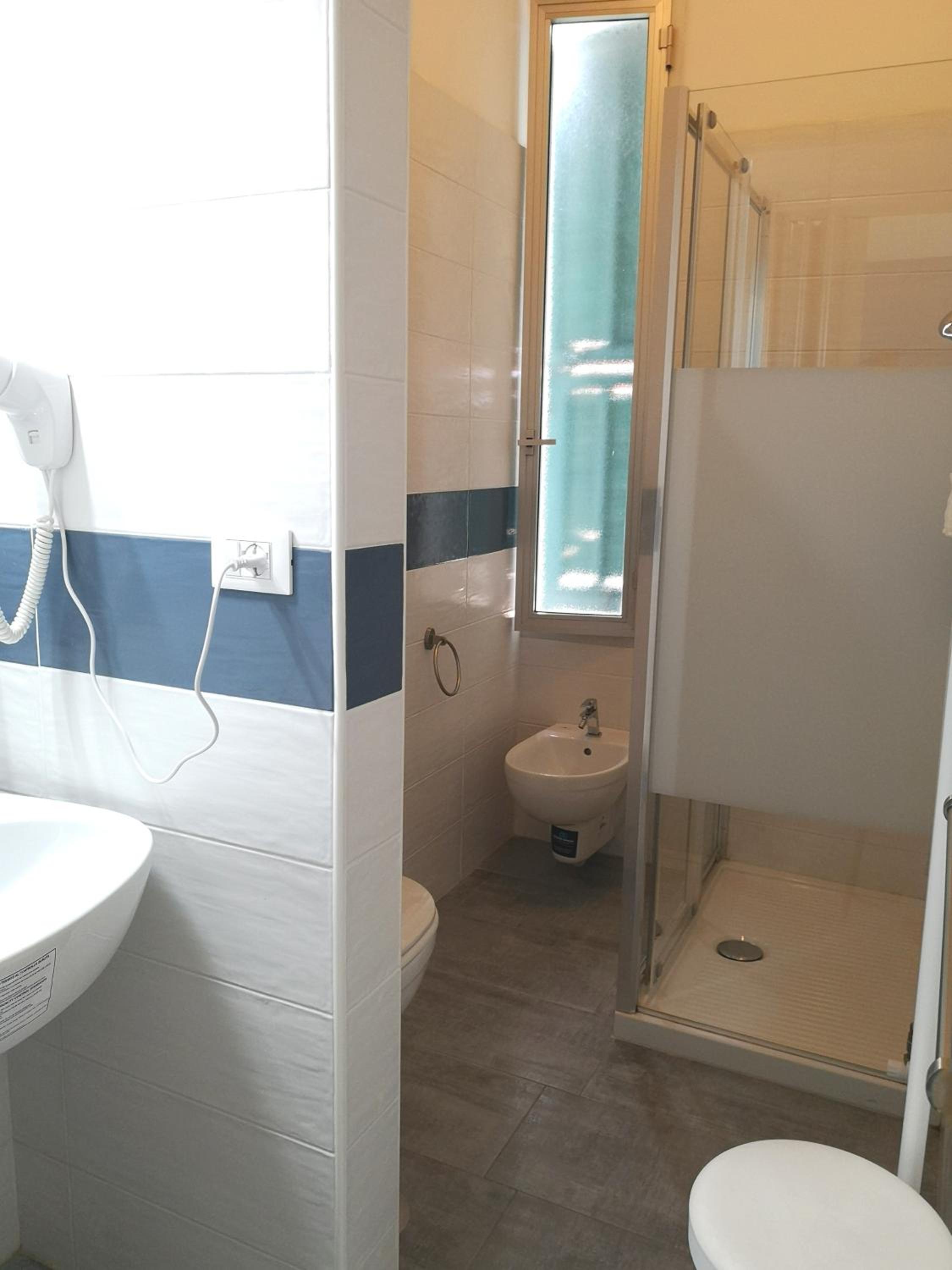 Standard Double or Twin Room - Photo 5