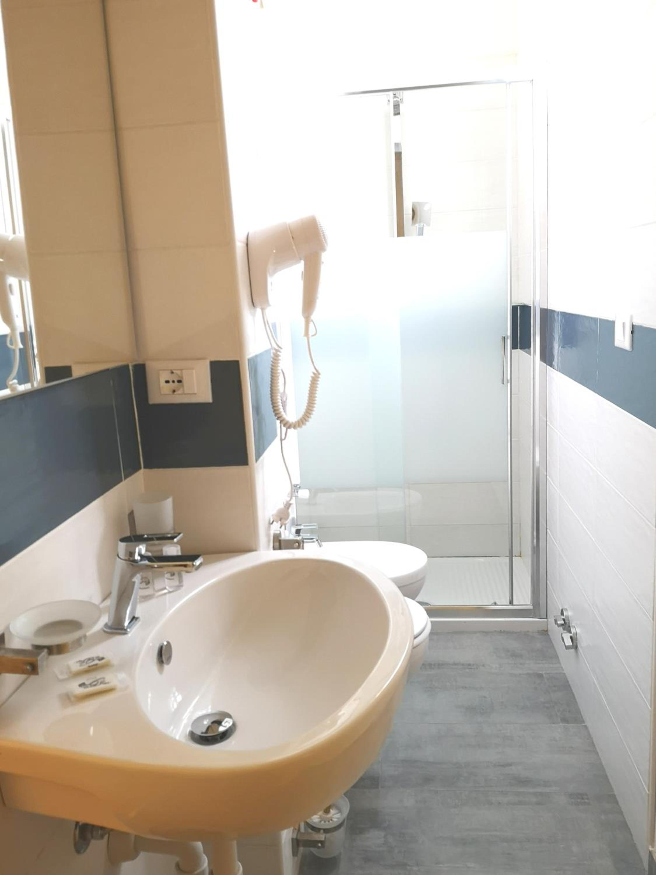 Standard Double or Twin Room - Photo 4