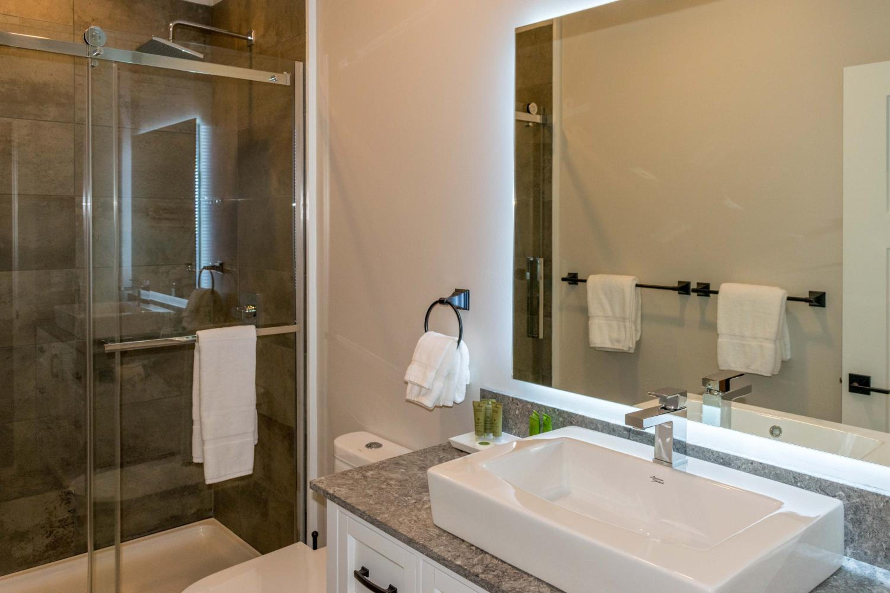 One-Bedroom Apartment - Photo 2
