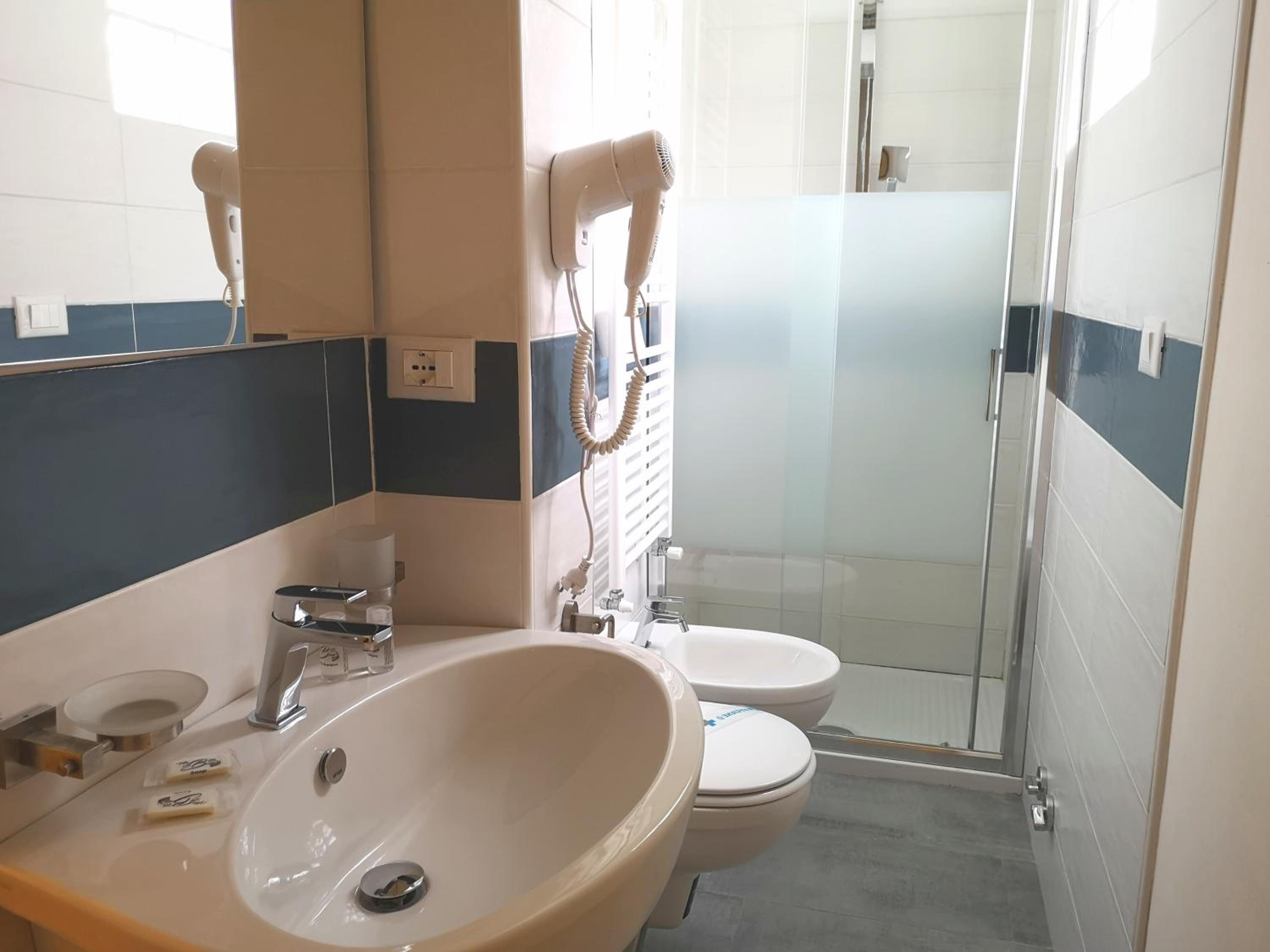 Standard Double or Twin Room - Photo 3