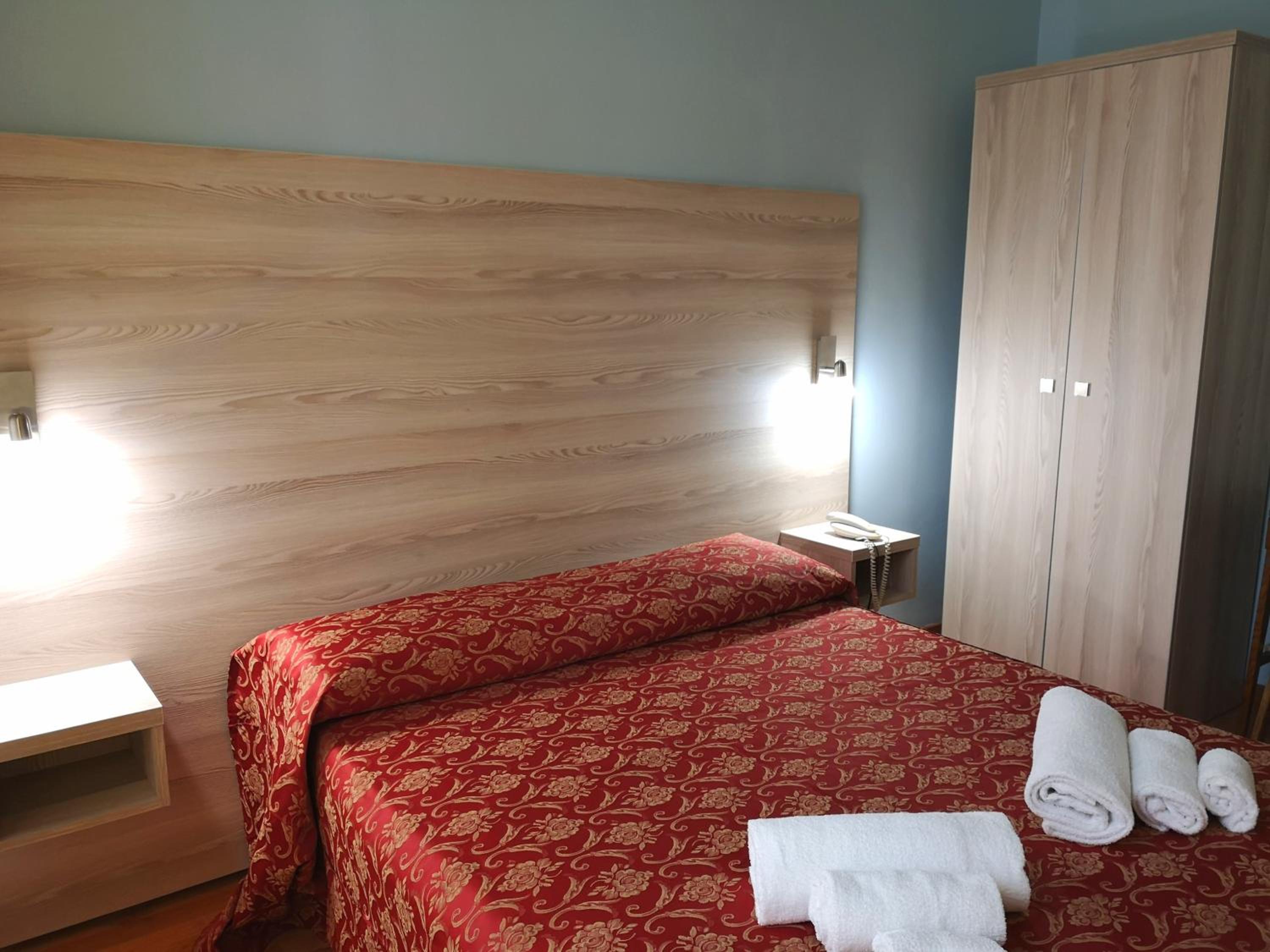 Standard Double or Twin Room - Photo 2