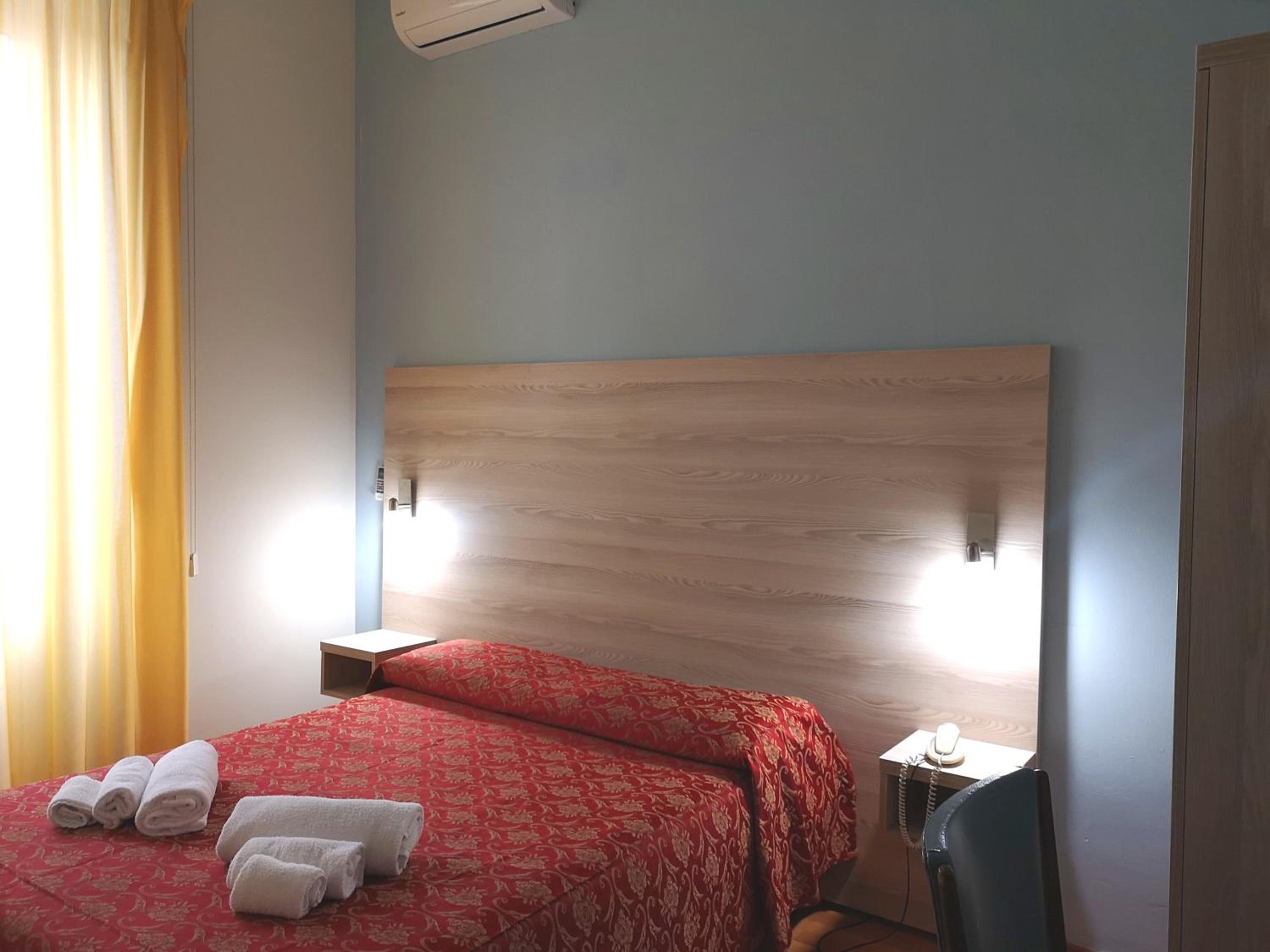 Standard Double or Twin Room - Photo 1
