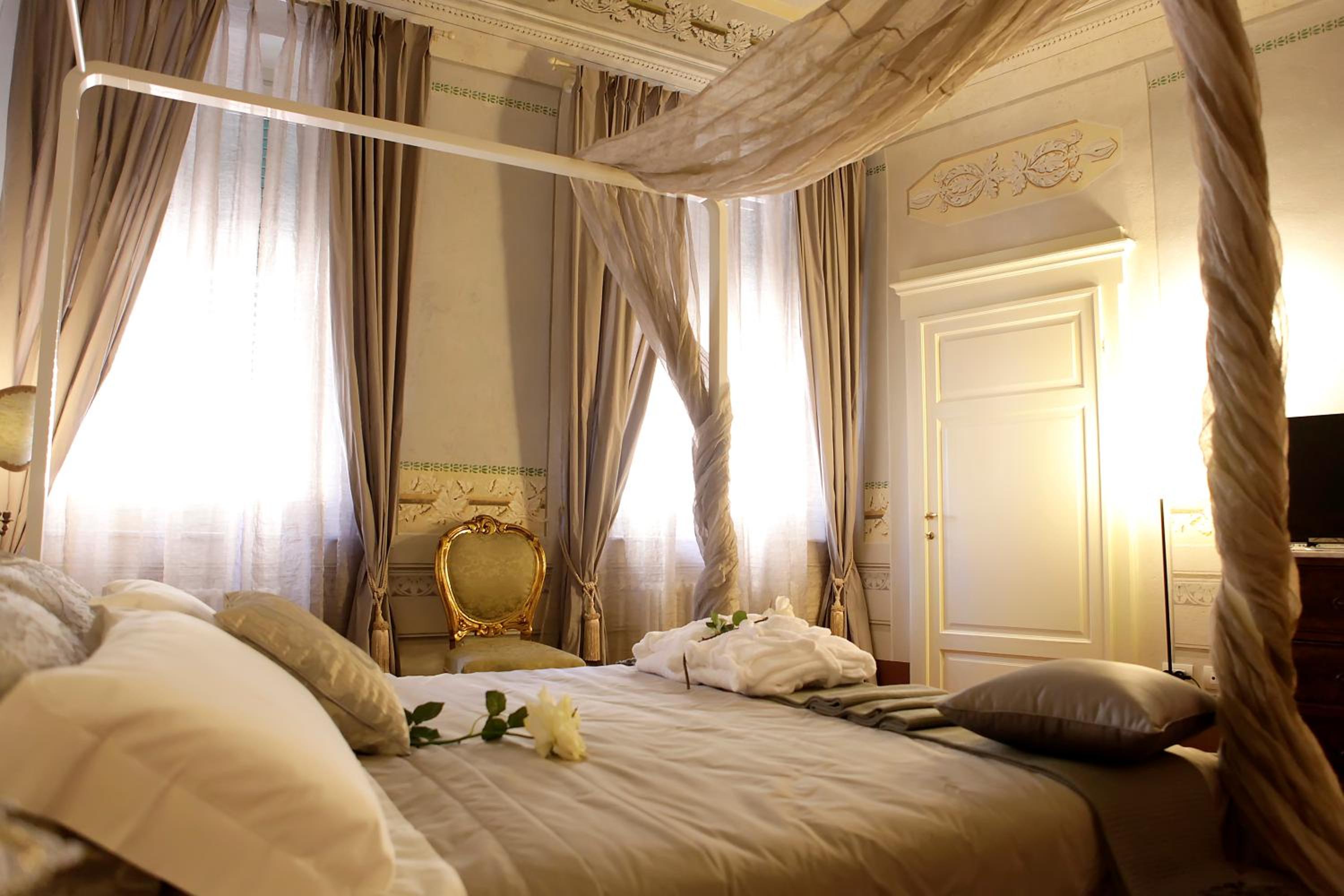 Double Room with Four Poster Bed photo 2