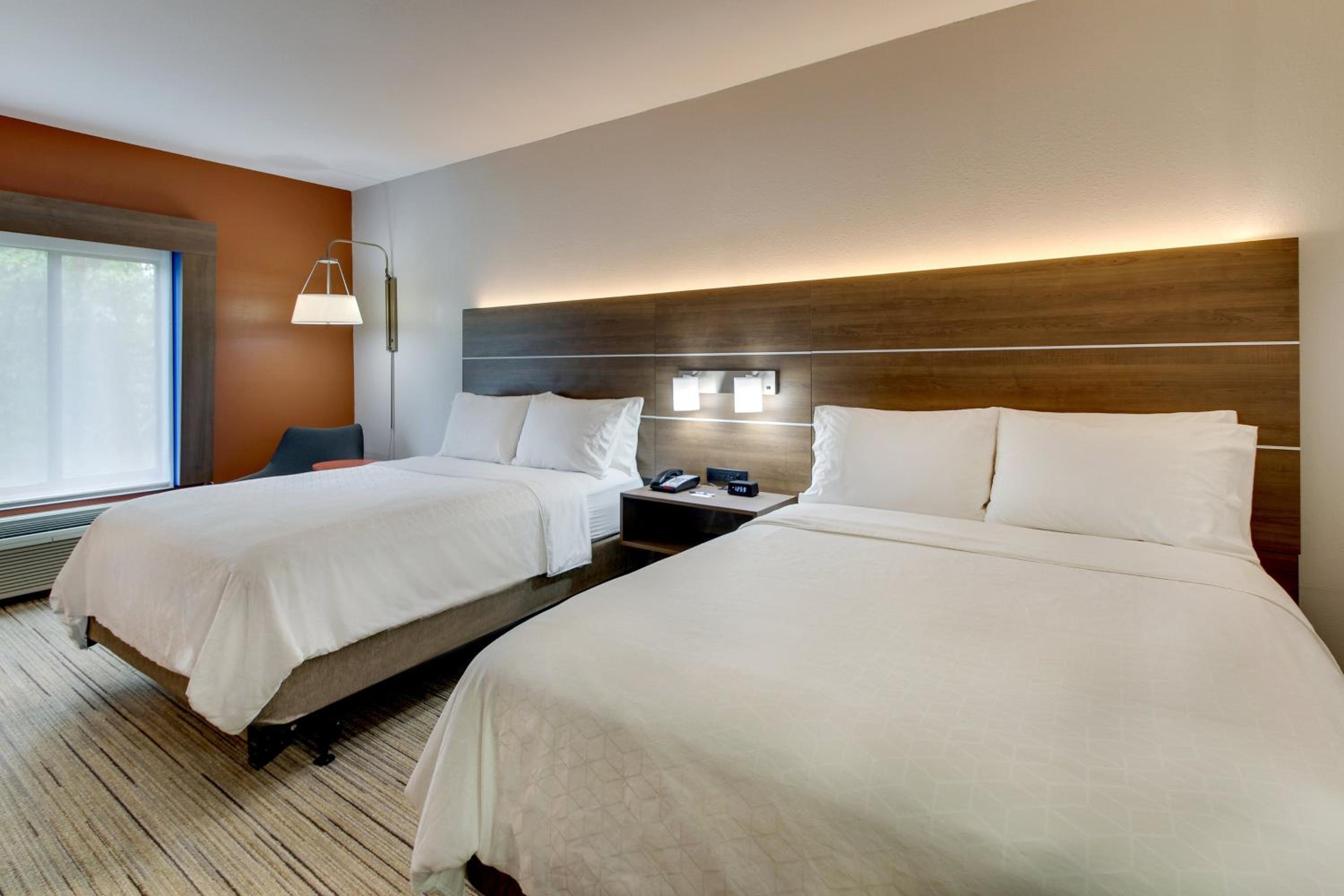 Standard Queen Room with Two Queen Beds and Mobility Accessible Tub