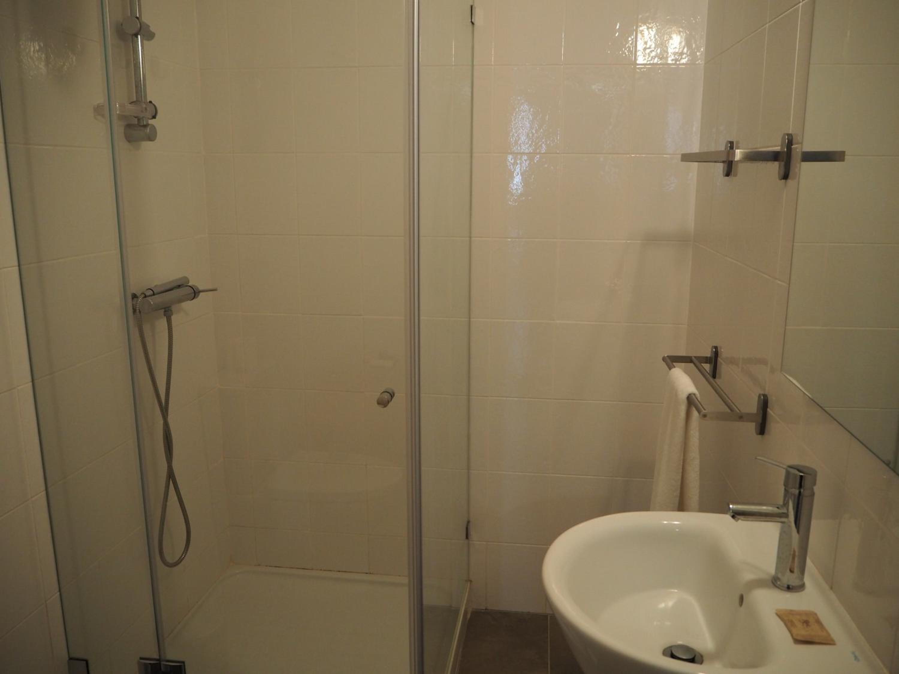 Triple Room with Private Bathroom - Photo 7