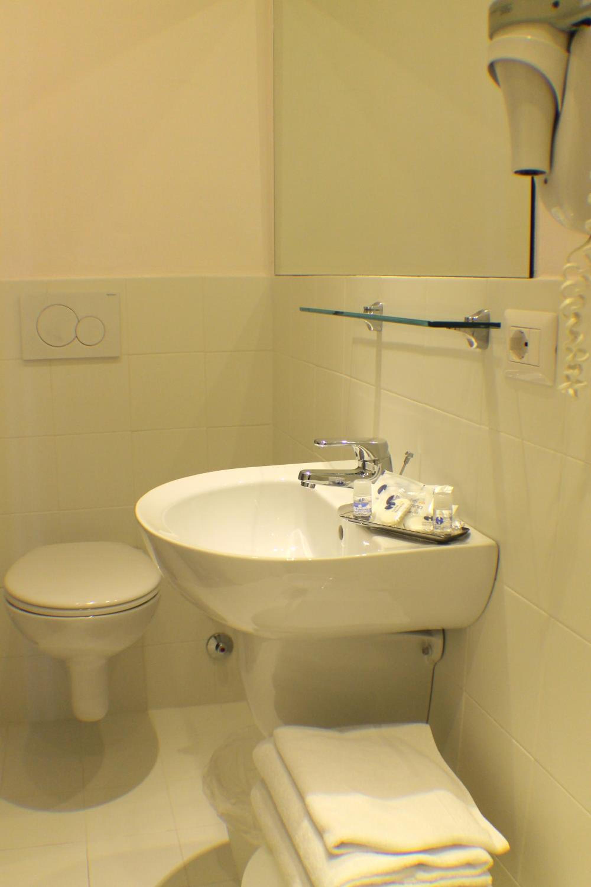 Triple Room thumbnail 5