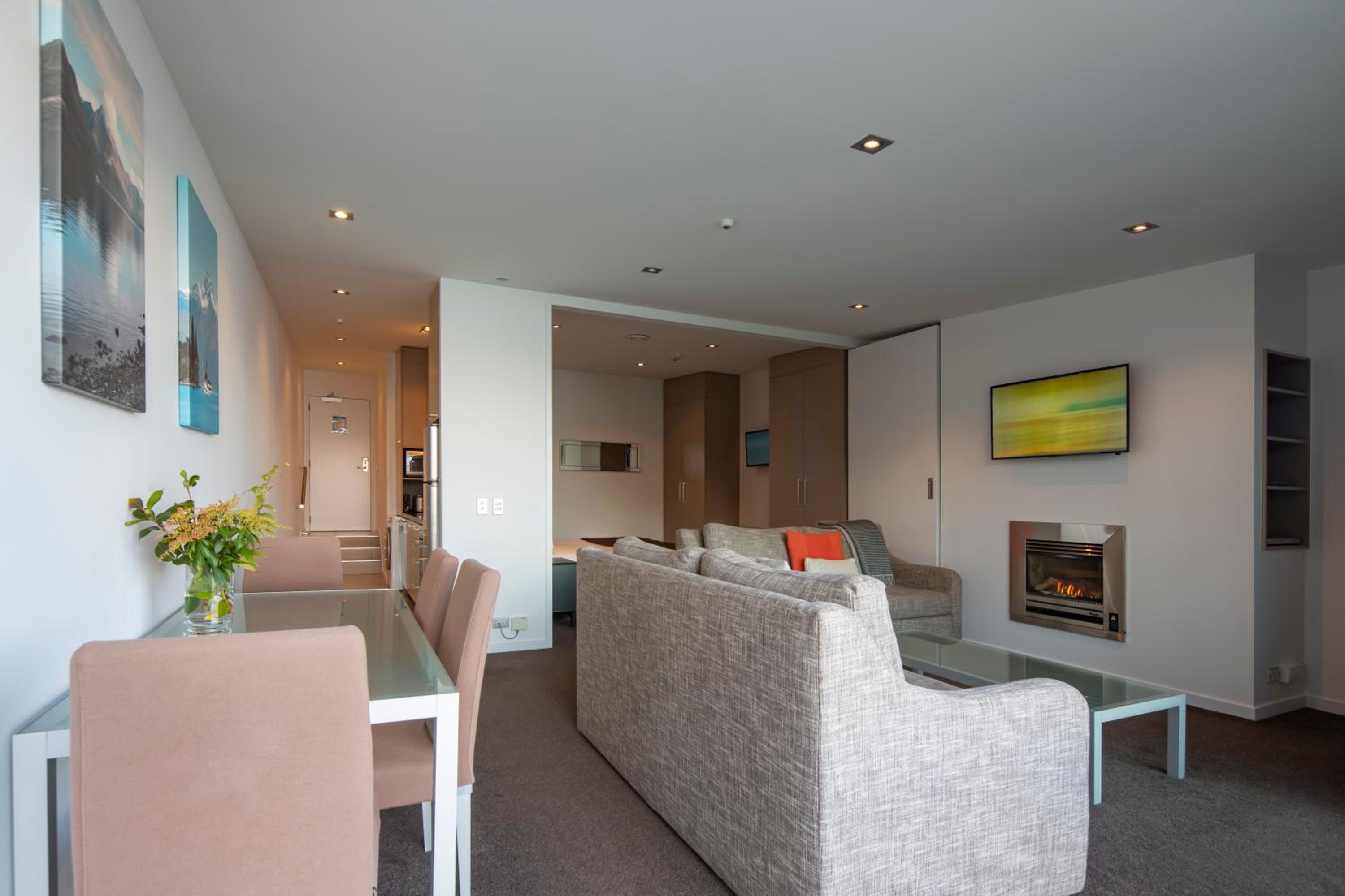 One Bedroom Apartment with Lake View - Photo 3