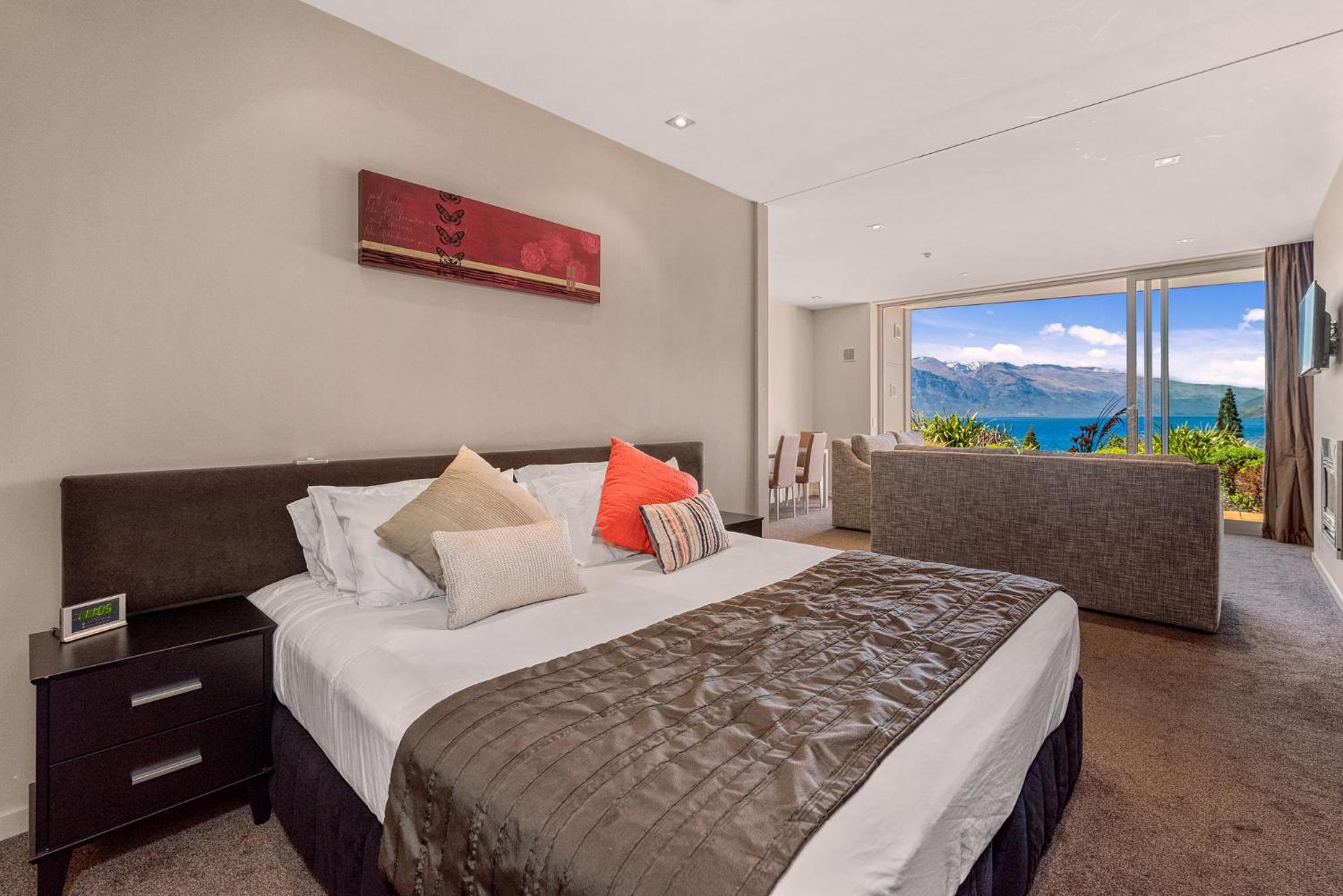 One Bedroom Apartment with Lake View - Photo 1
