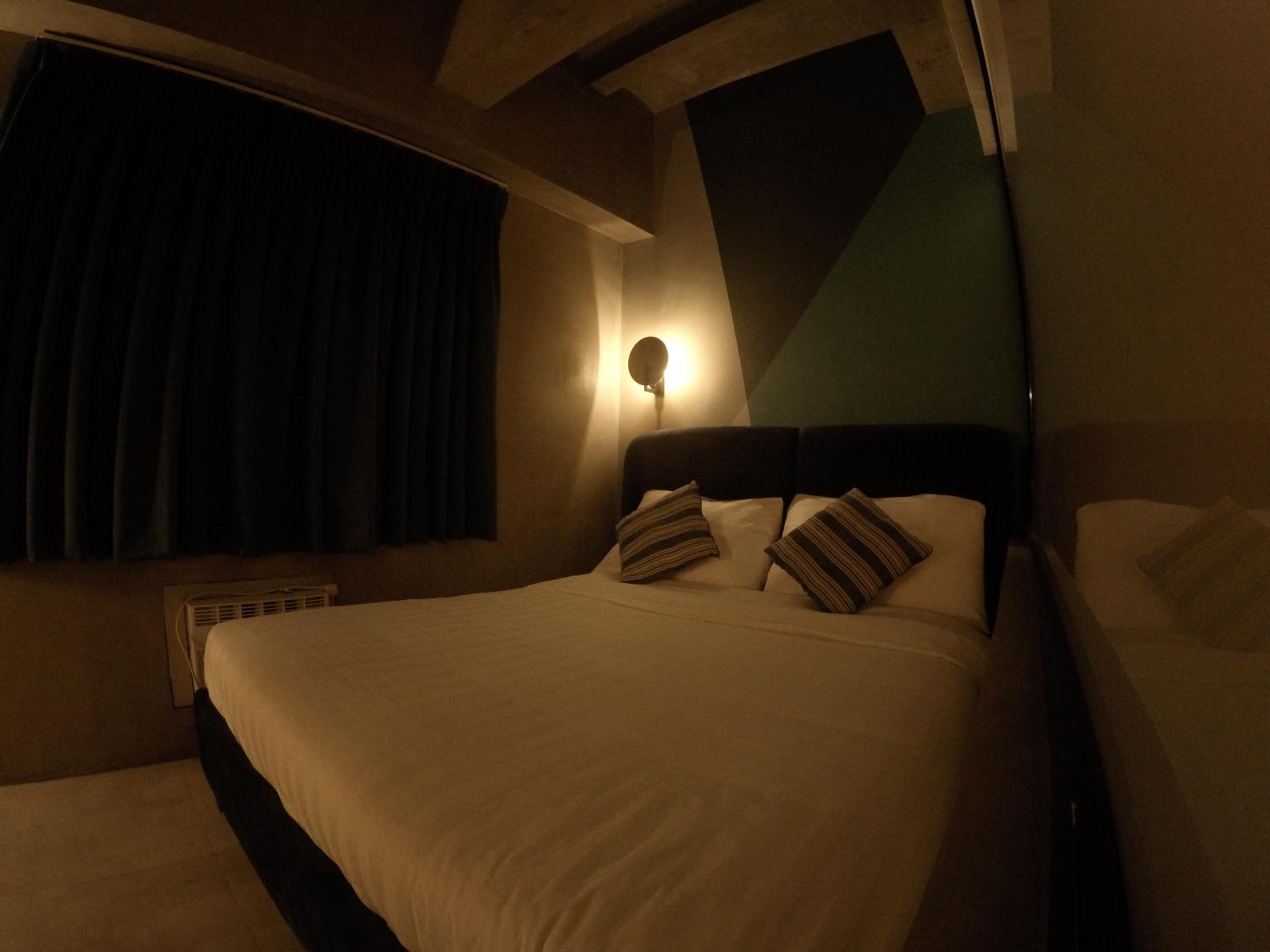 Deluxe Queen Room - Photo 9