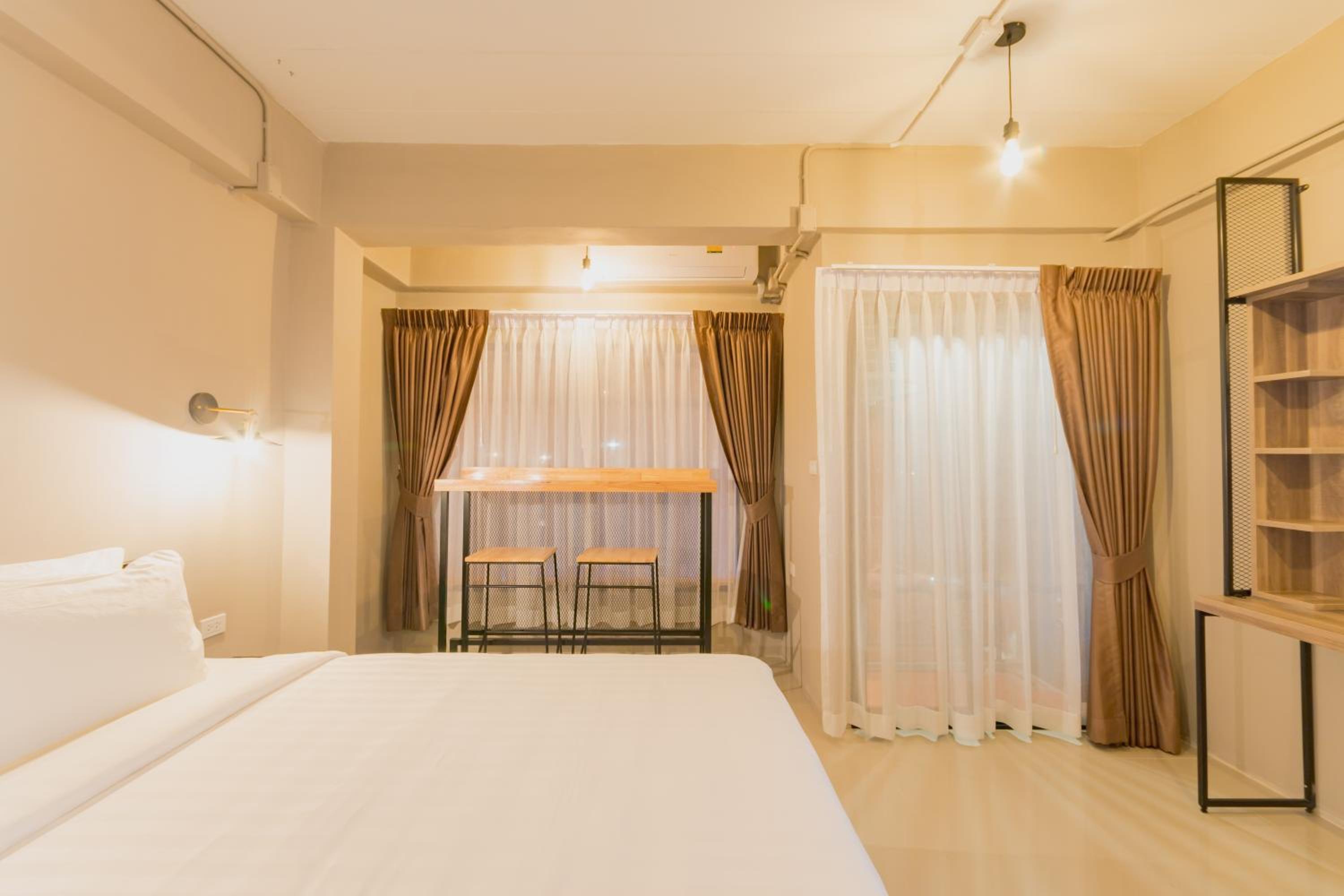 Apartment with Balcony - Photo 4