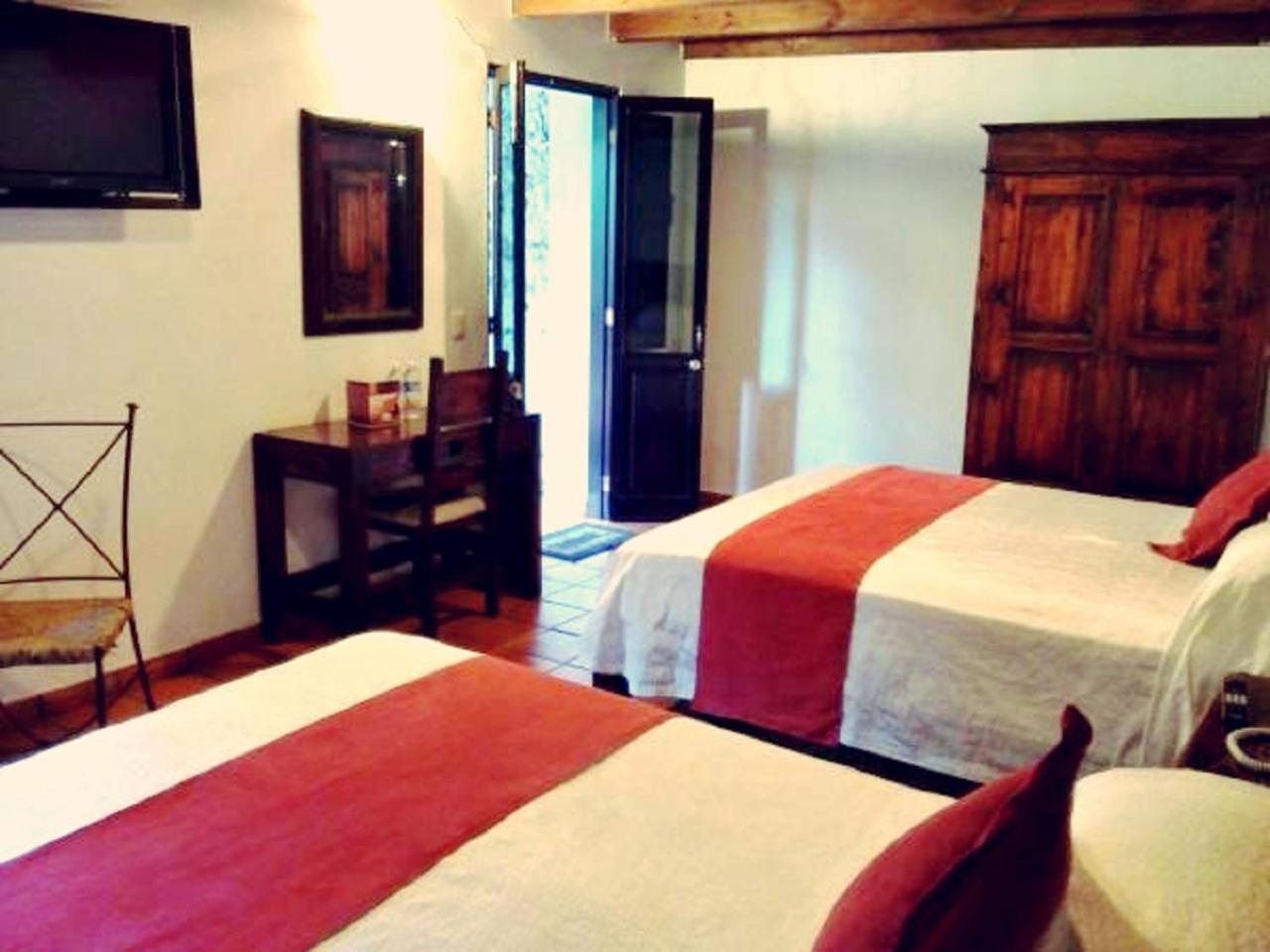 Queen Room with Two Queen Beds photo 2