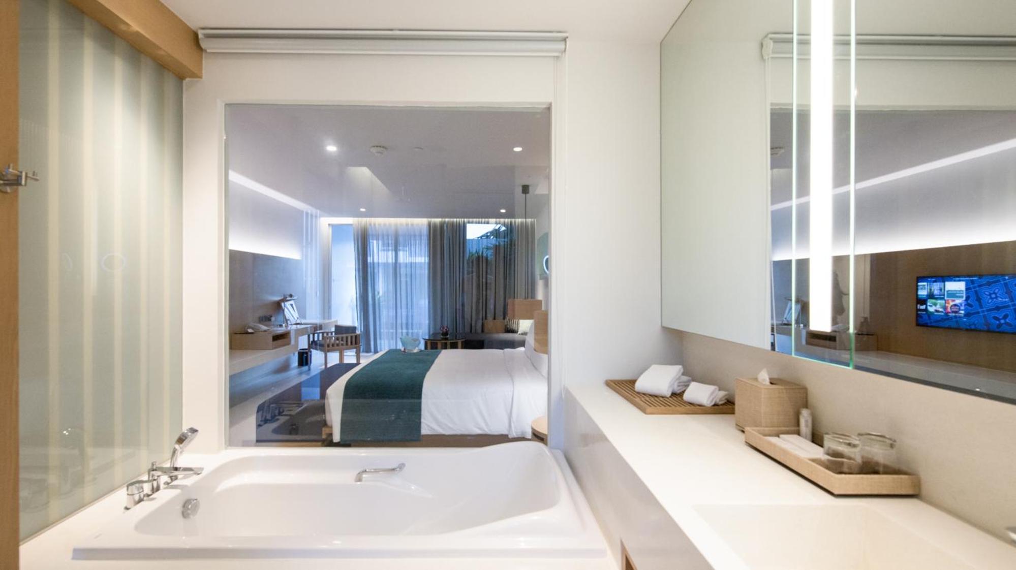 Junior Suite with Pool Access photo 2
