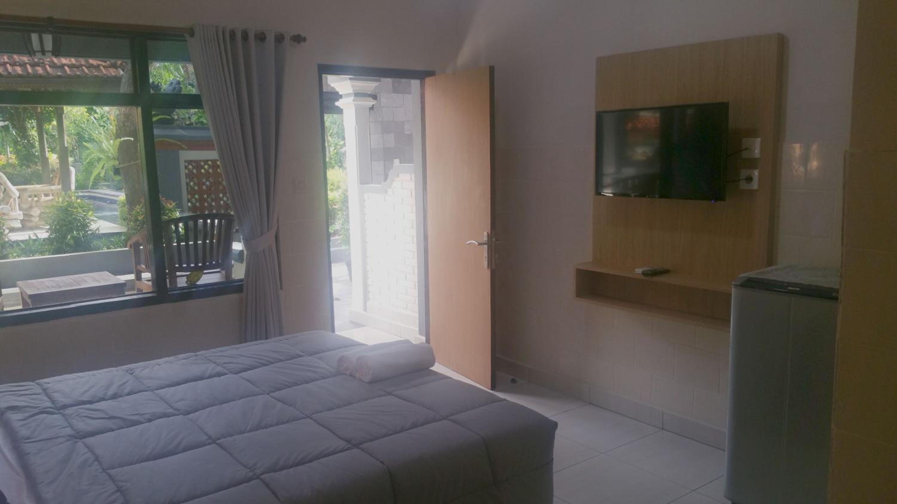 Double Room with Pool View - Photo 2
