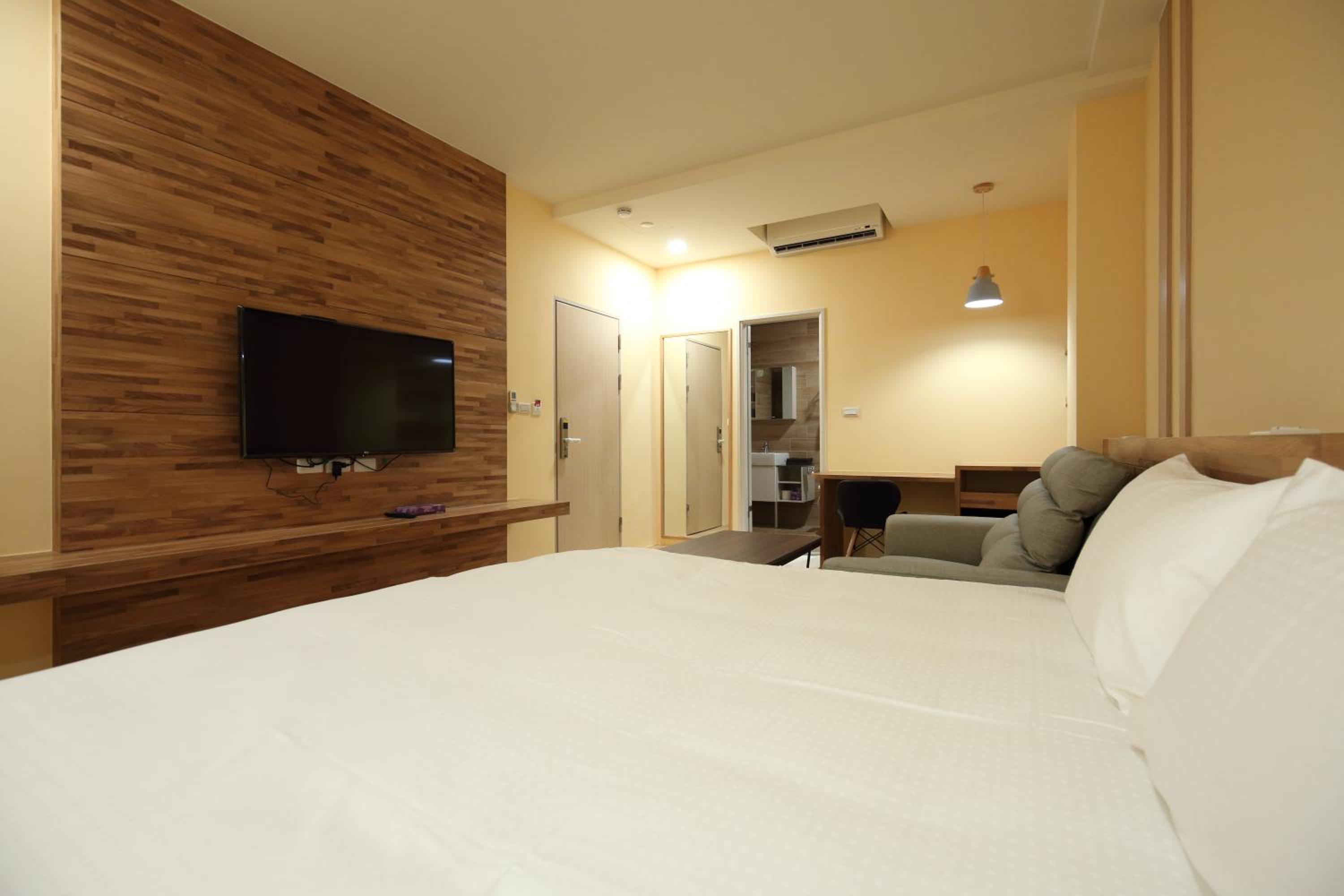 Queen Room photo 2
