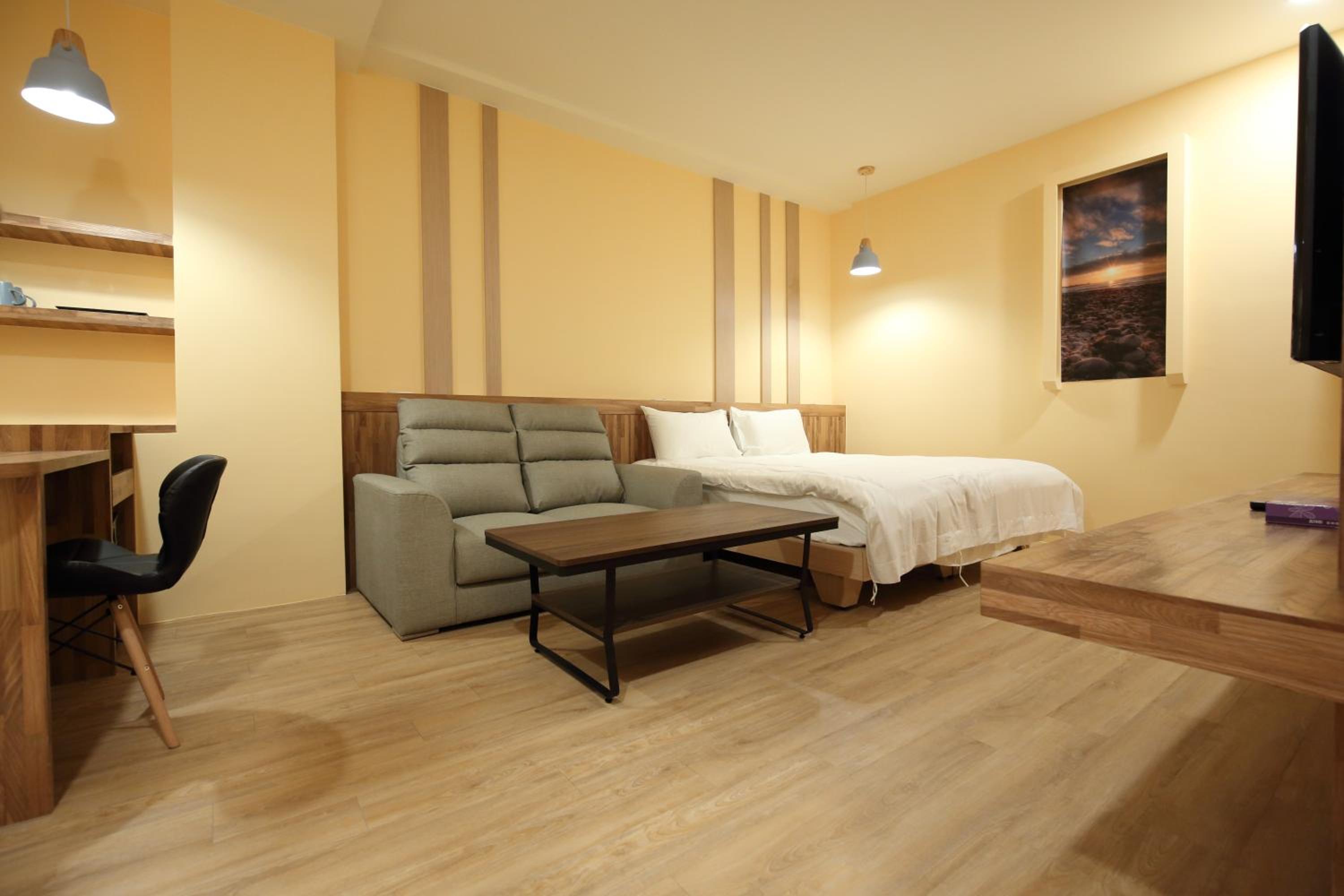 Queen Room photo 1