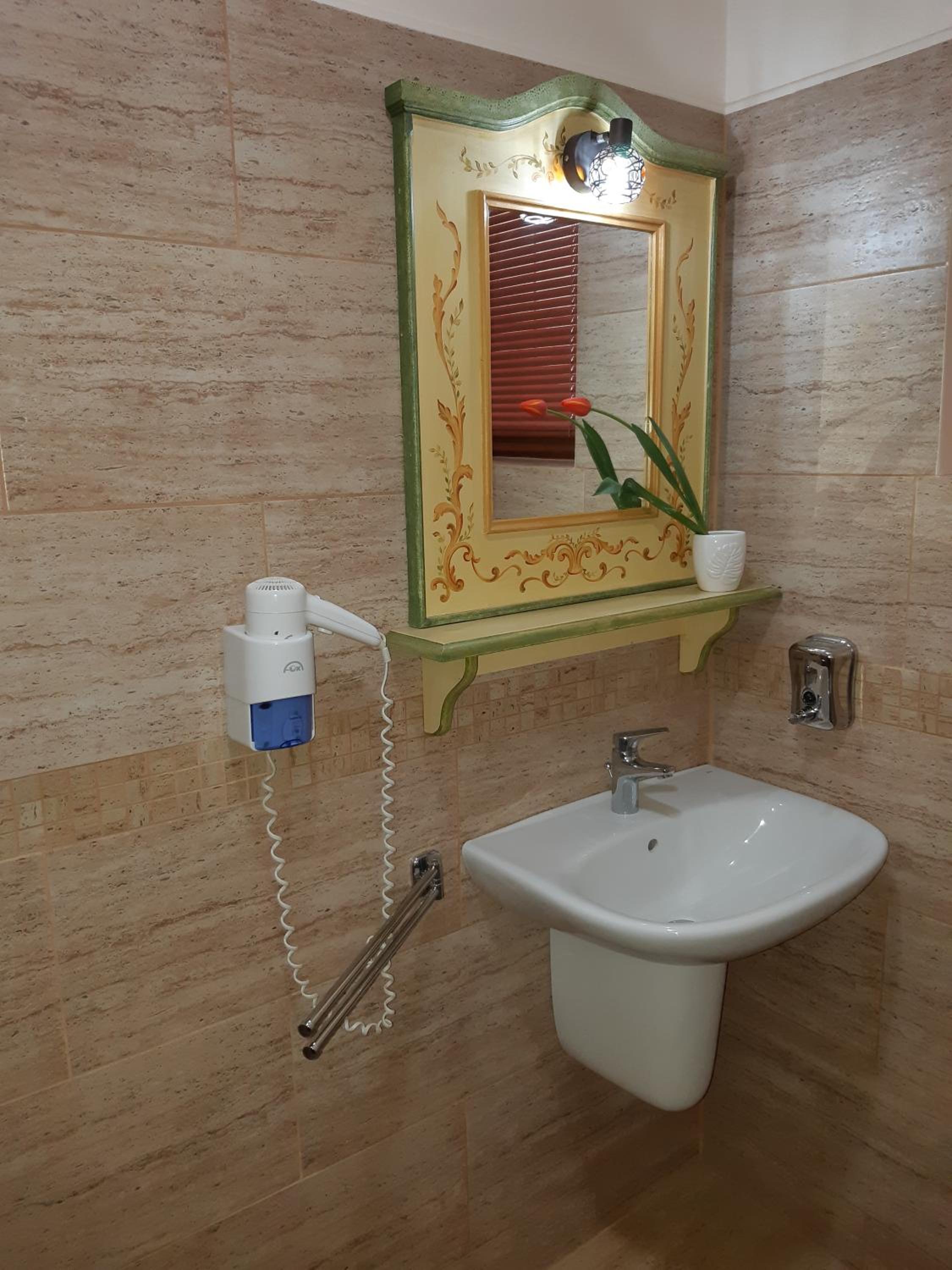 Double Room - Photo 16