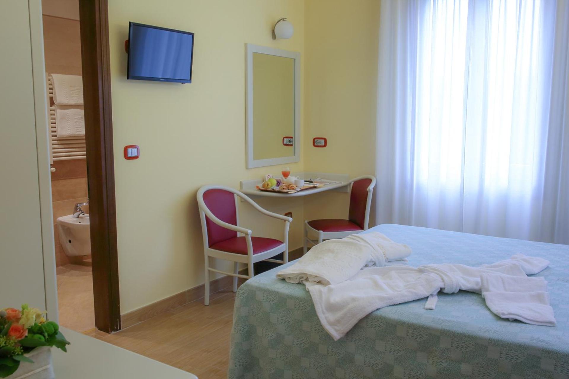 Double or Twin Room - Photo 5