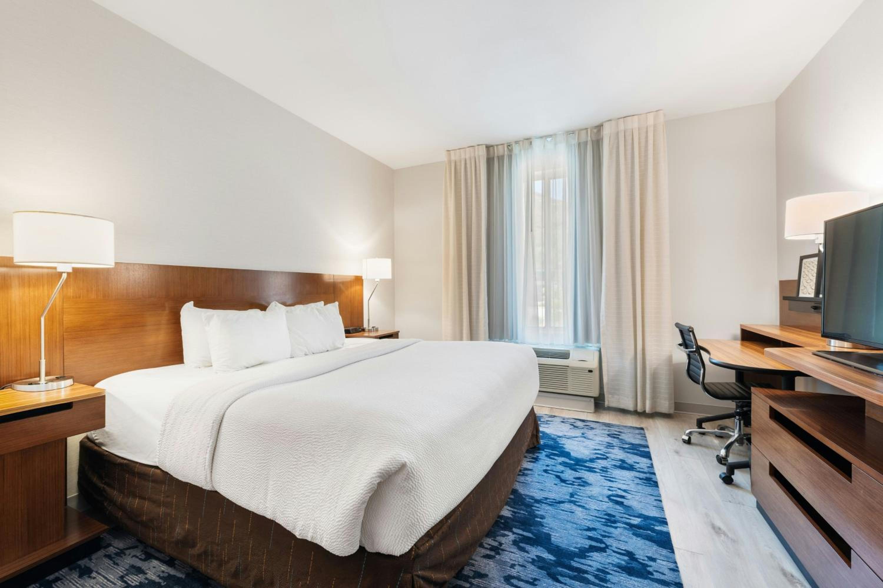 King Room with Roll-In Shower - Mobility Access/Hearing Accessible