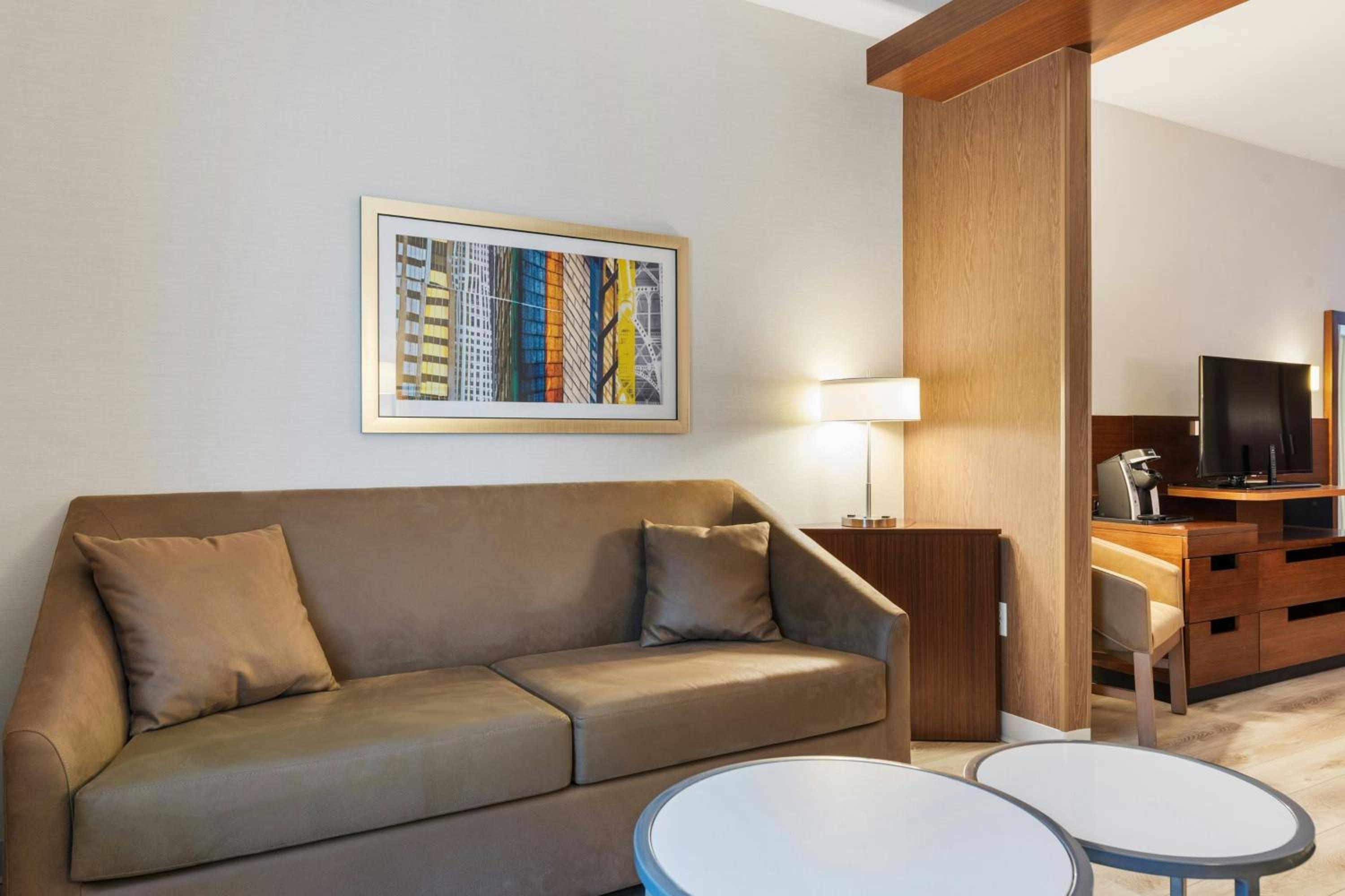 Queen Suite with Two Queen Beds, Bathtub and Sofa Bed - Mobility Access