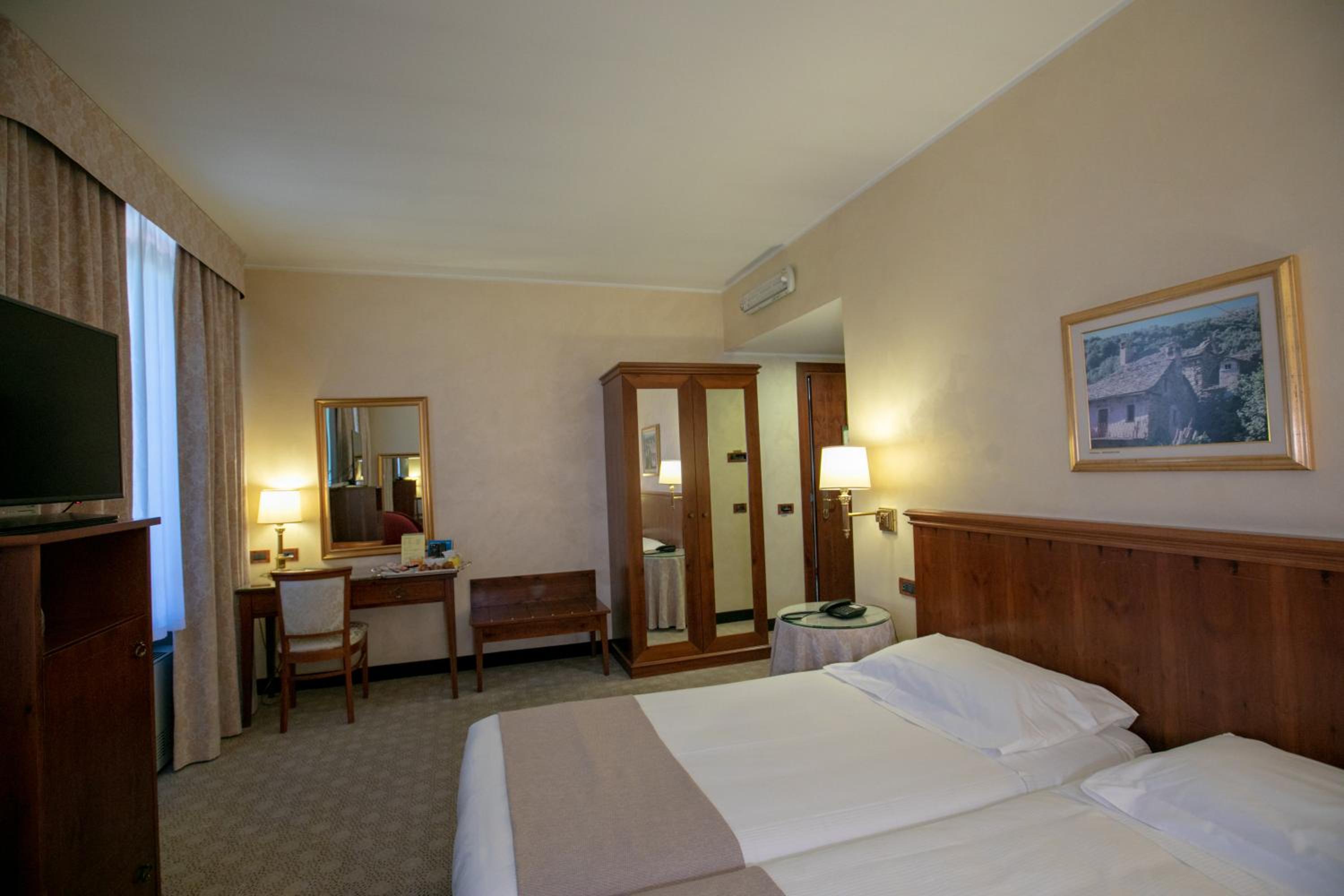 Double or Twin Room - Photo 5