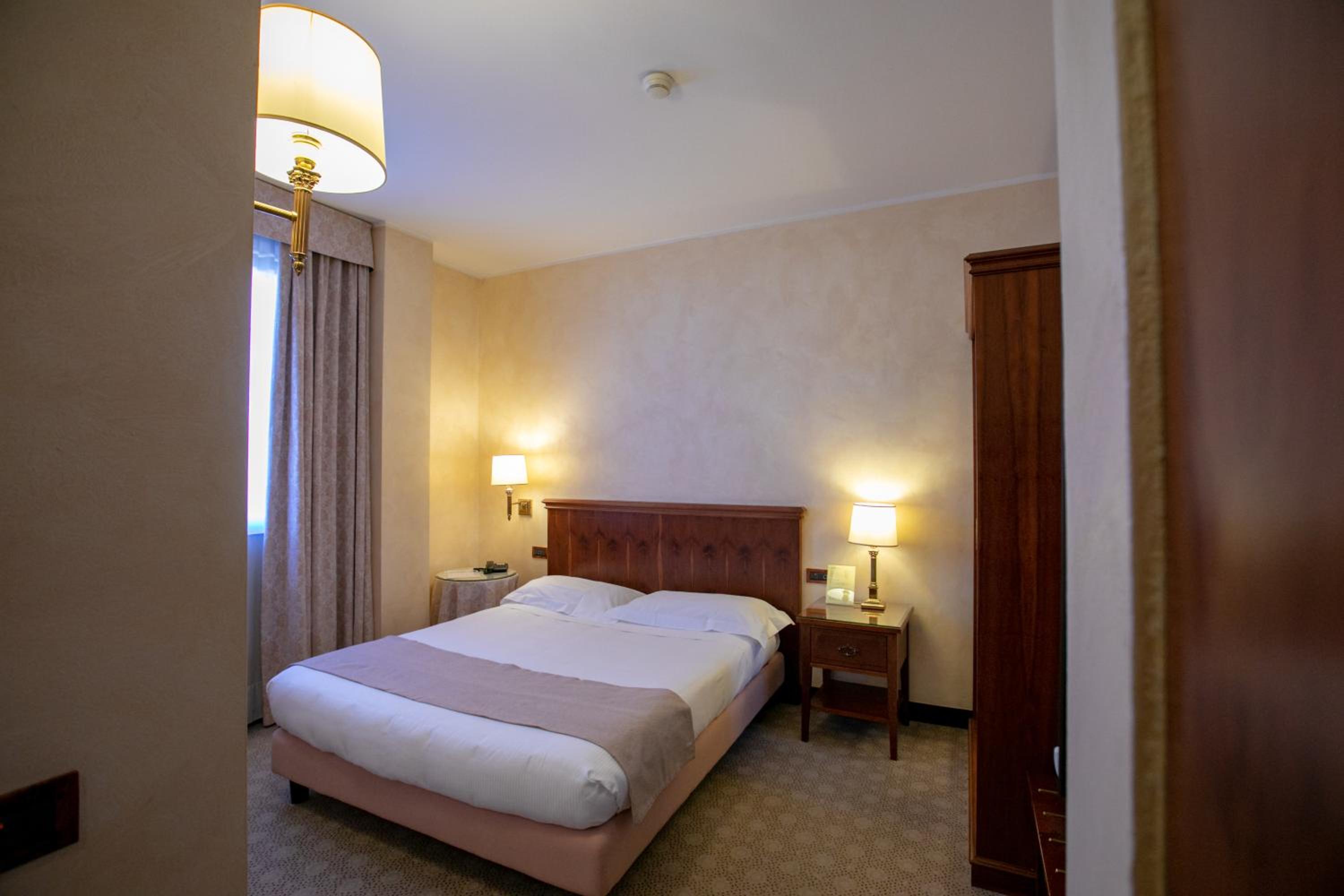 Deluxe Double or Twin Room - Photo 4