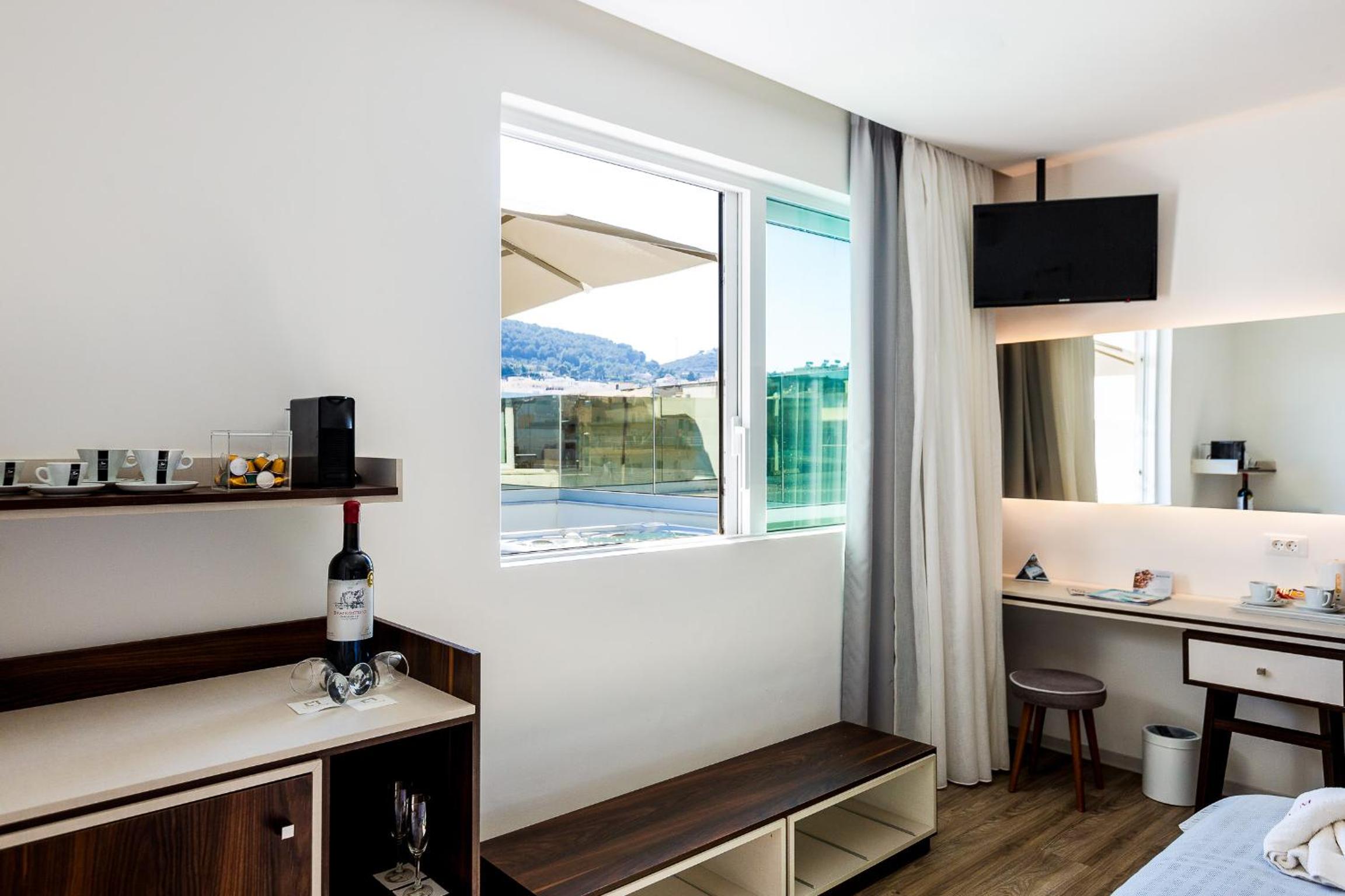 Executive Suite with Jetted Tub