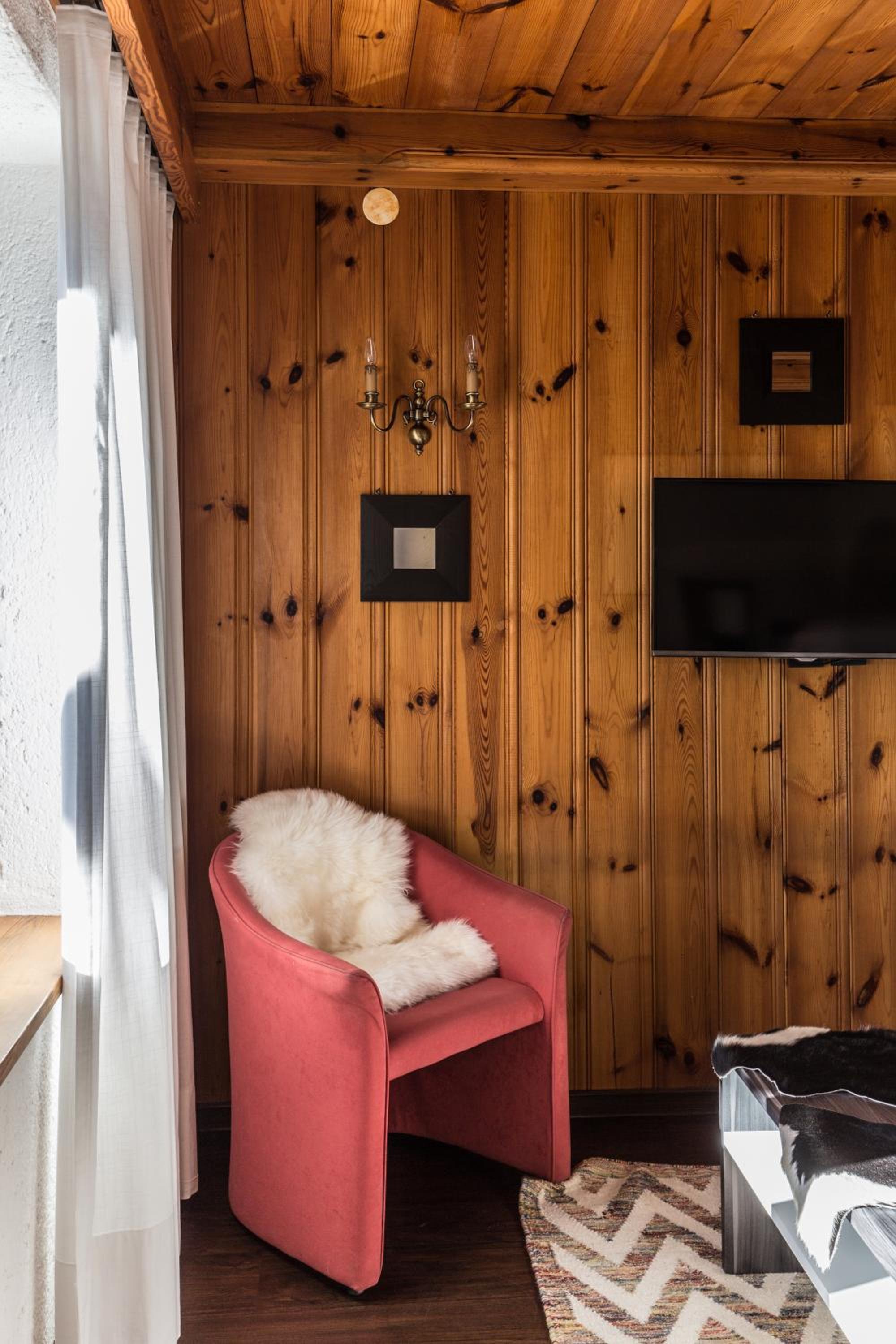 Family Room with Mountain View photo 3