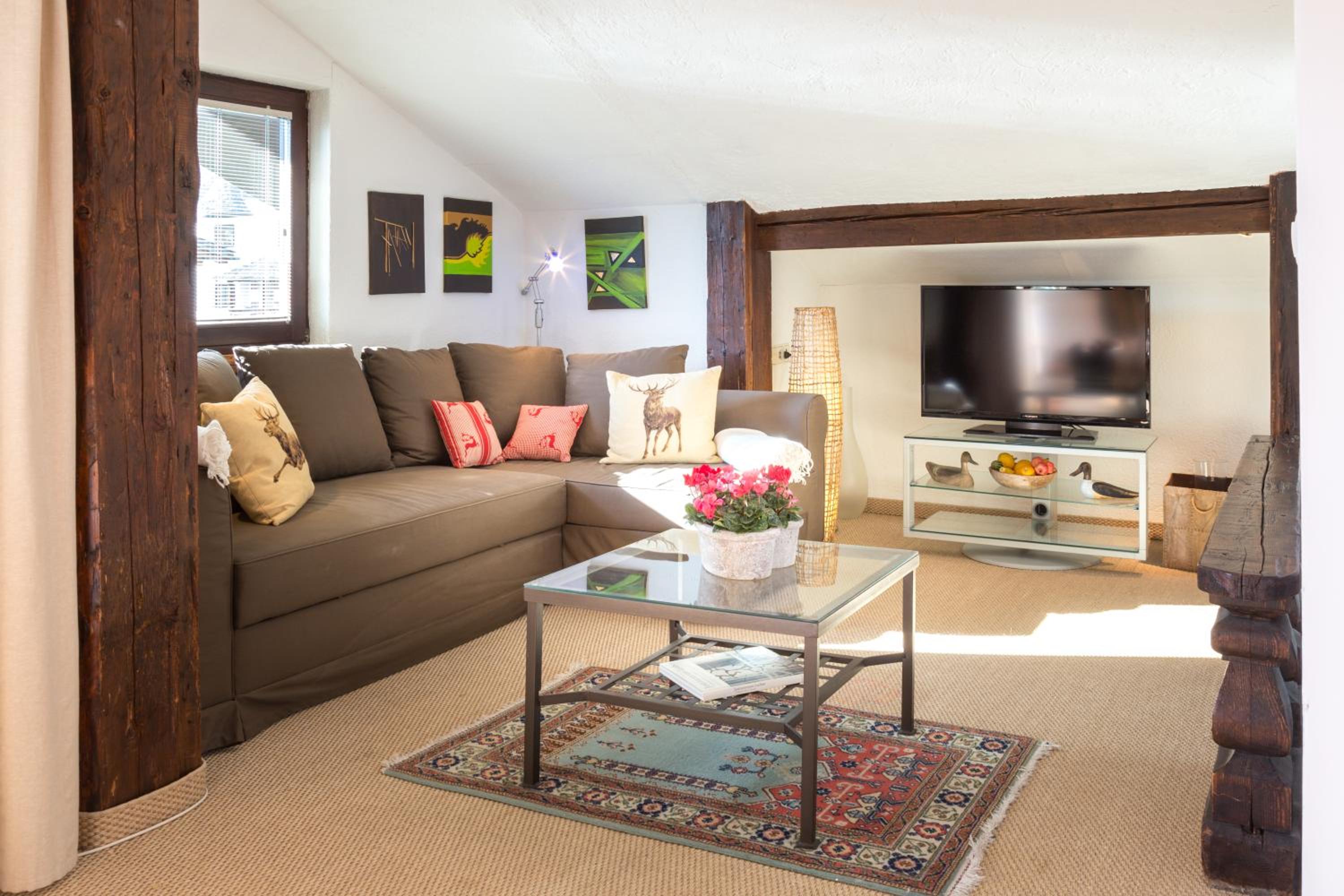 Superior Family Room photo 1