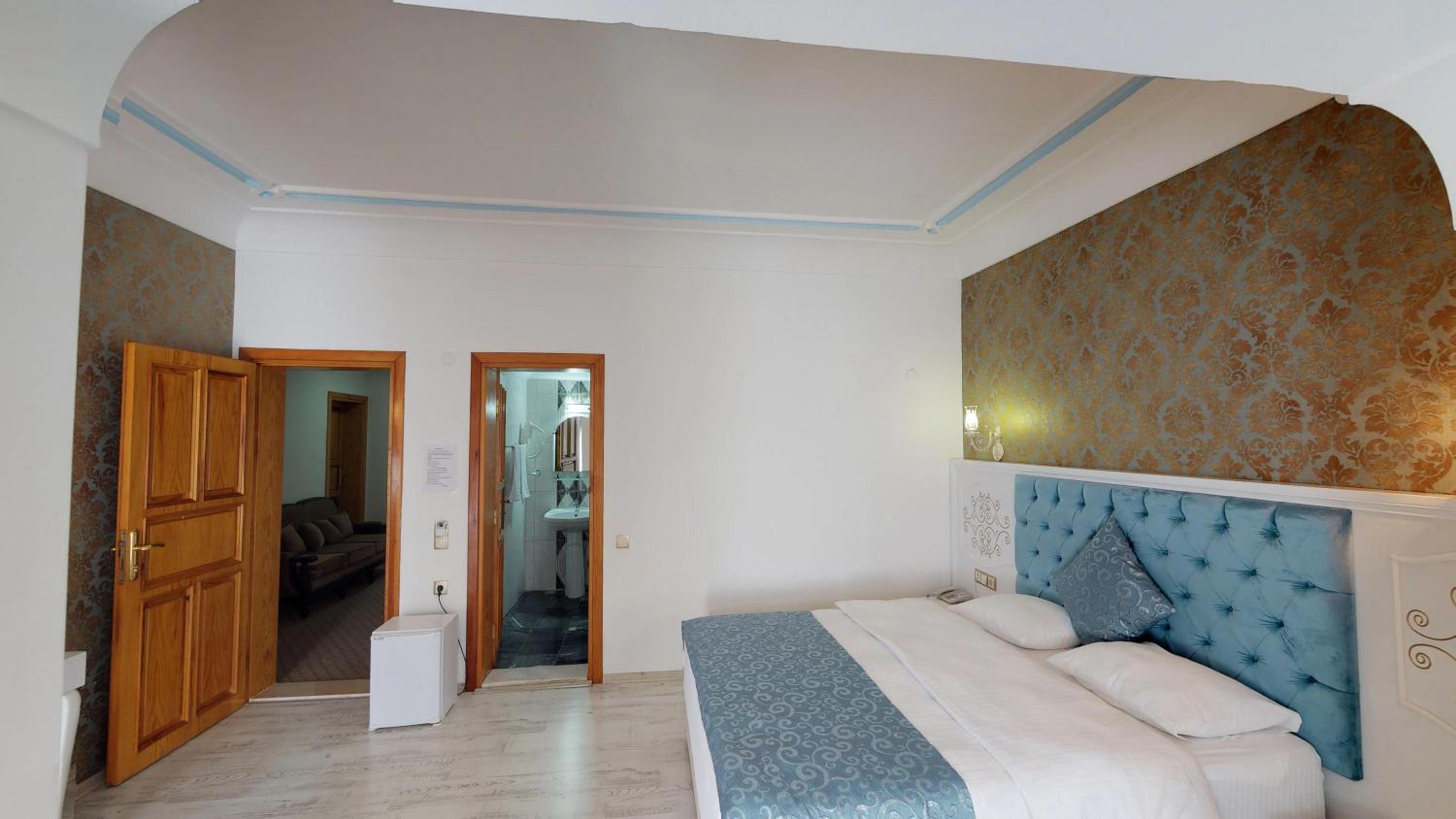 Deluxe Room with City View thumbnail 5