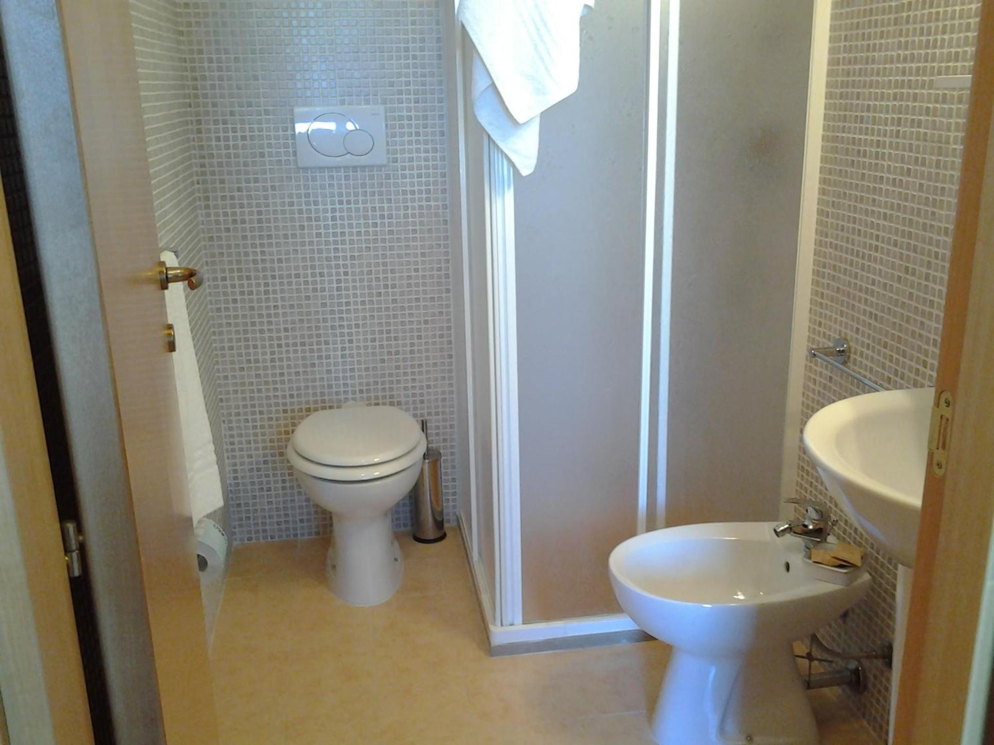 Double or Twin Room - Photo 9