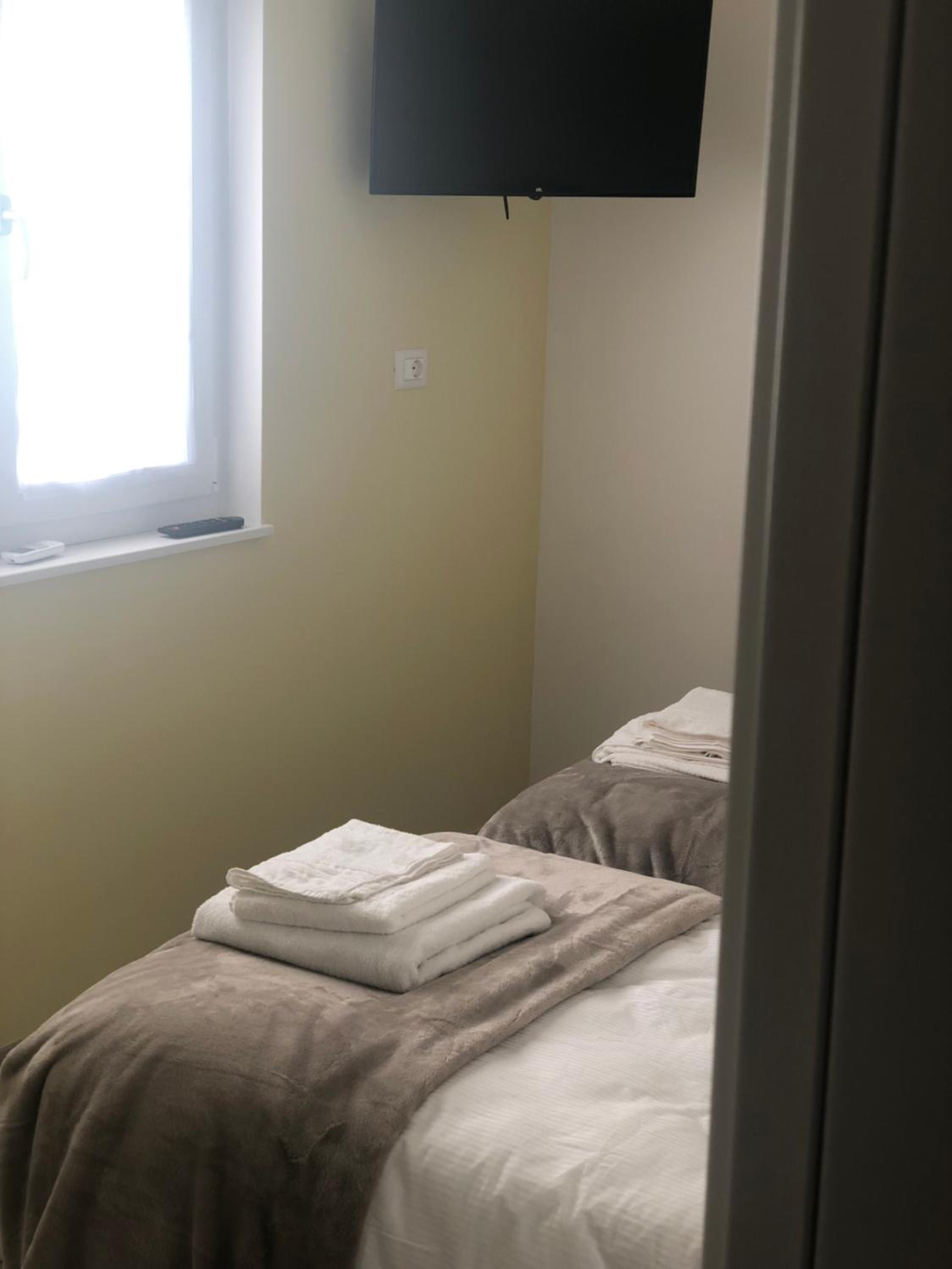 Twin Room with Private Bathroom photo 2