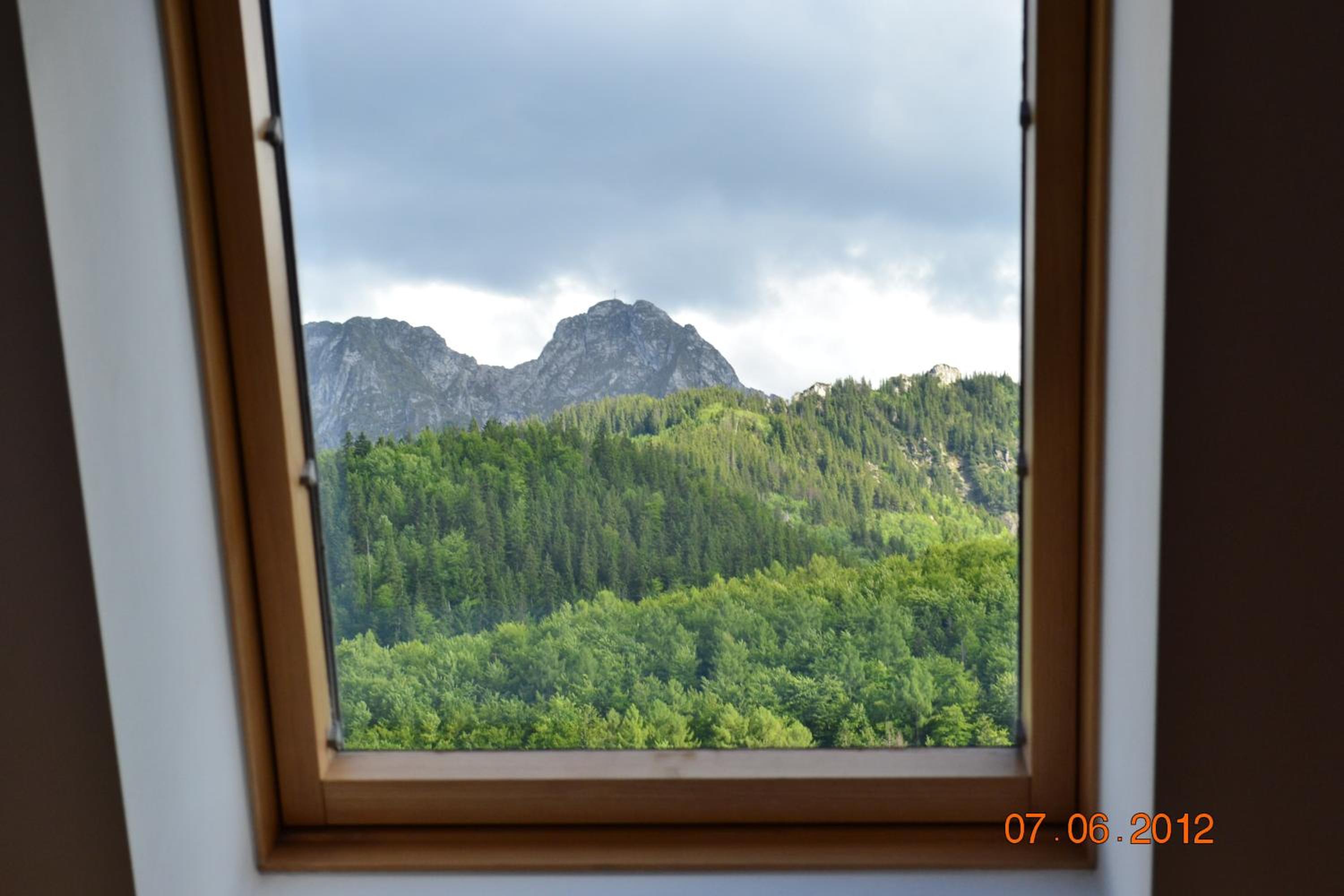 Apartment - Split Level with Mountain View - Photo 2
