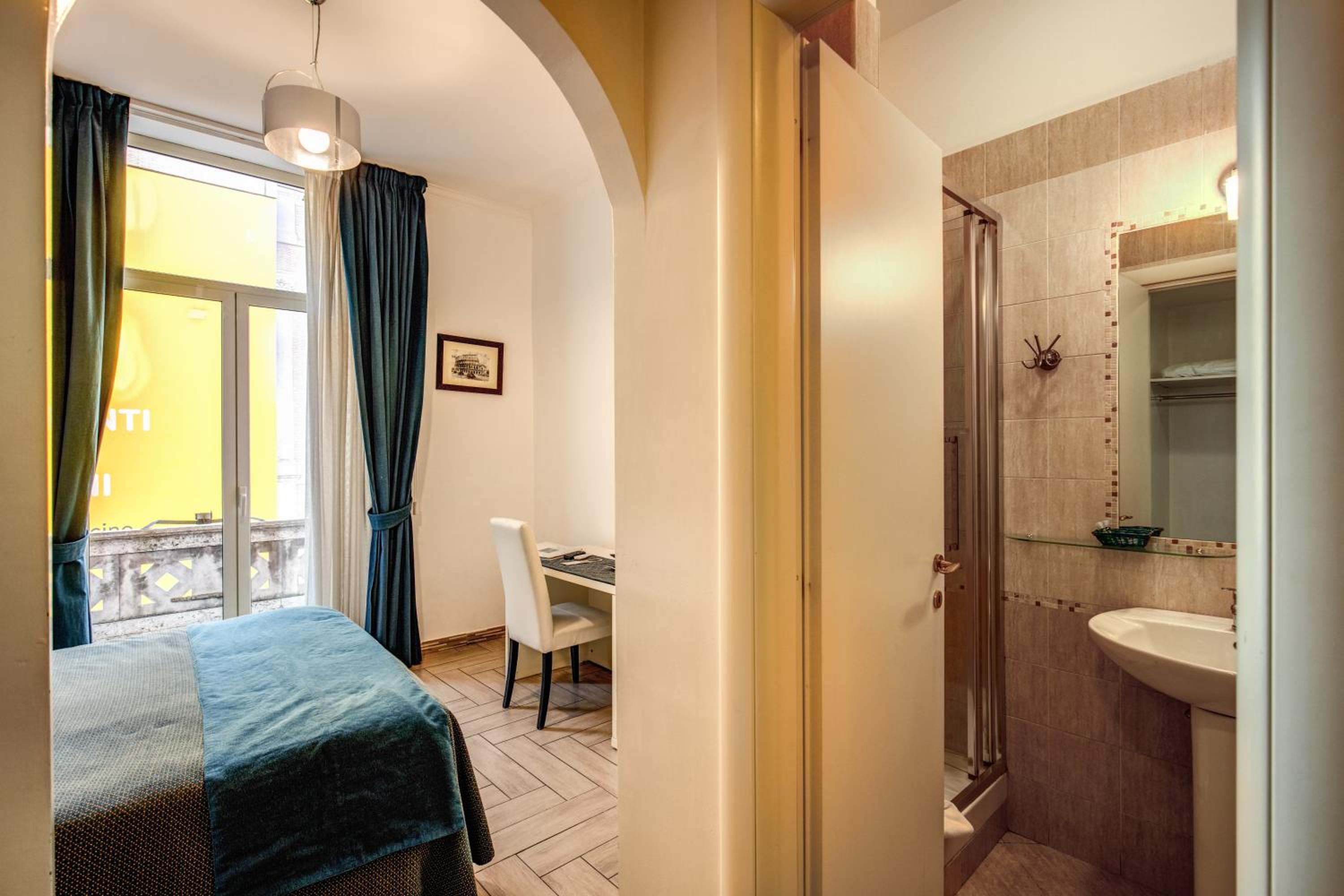 Classic Double Room with Balcony photo 2