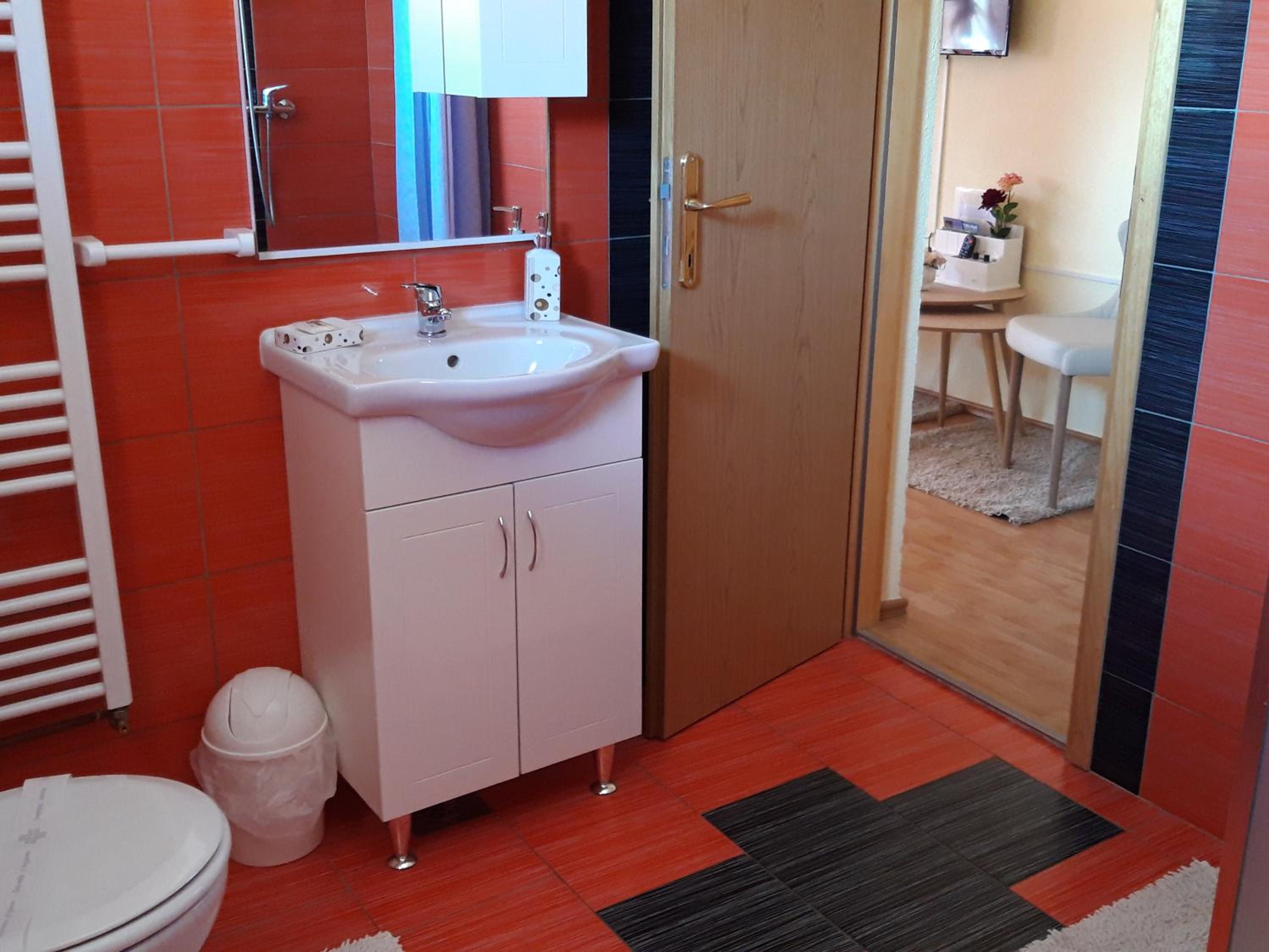 Double Room with Balcony - Photo 3
