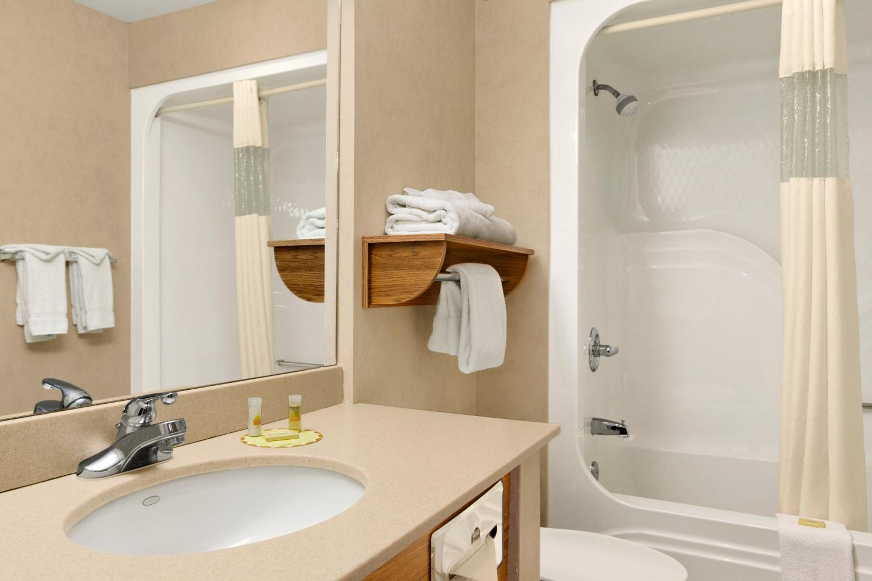 Queen Room - Disability Access/Non-Smoking - Photo 2