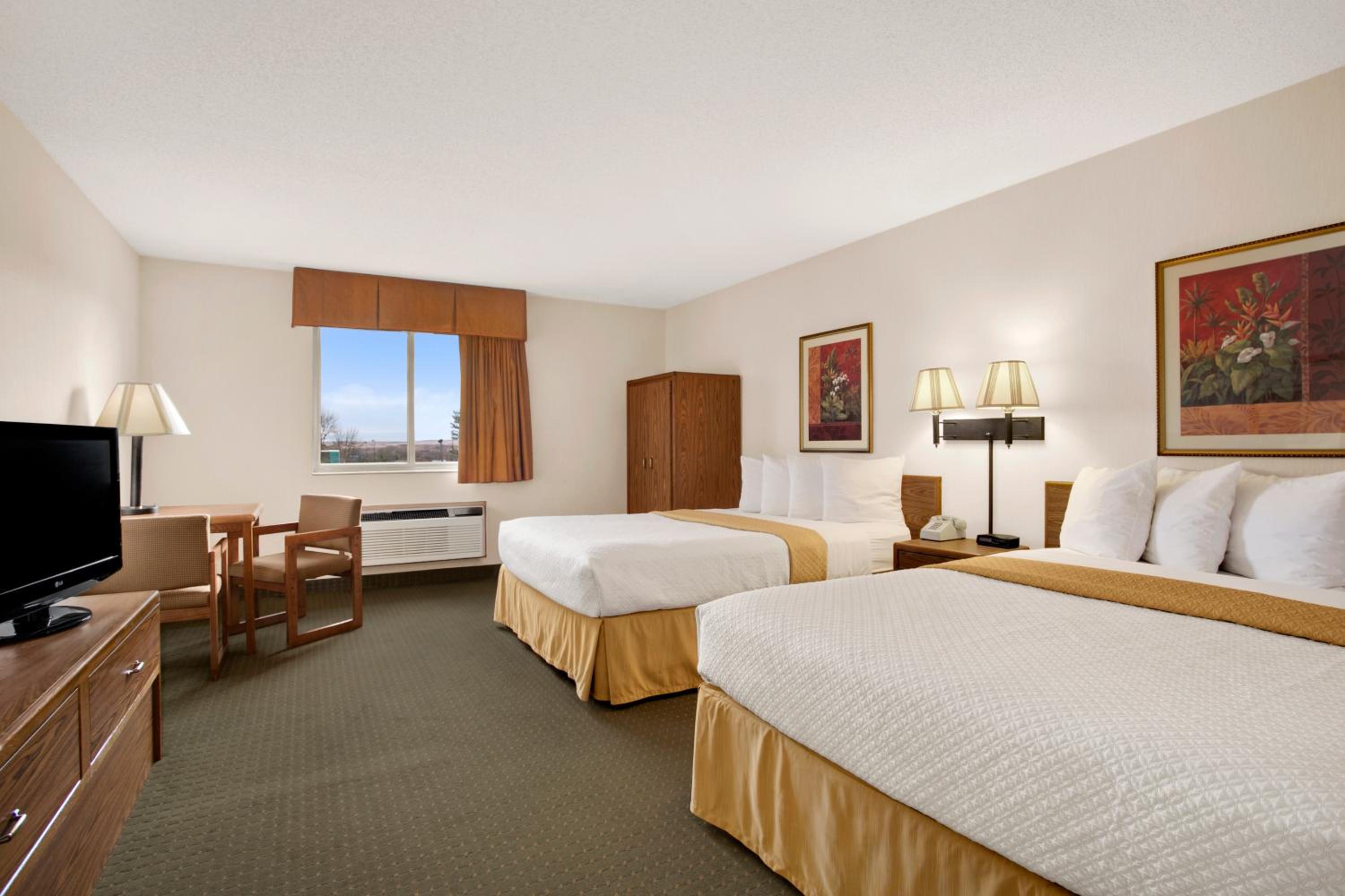 Deluxe Queen Room with Two Queen Beds - Non-Smoking - Photo 1