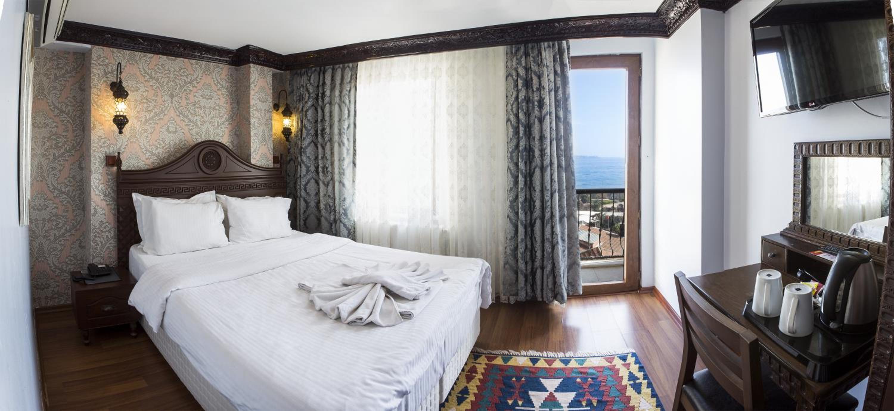 Deluxe Triple Room with Partial Sea View photo 1