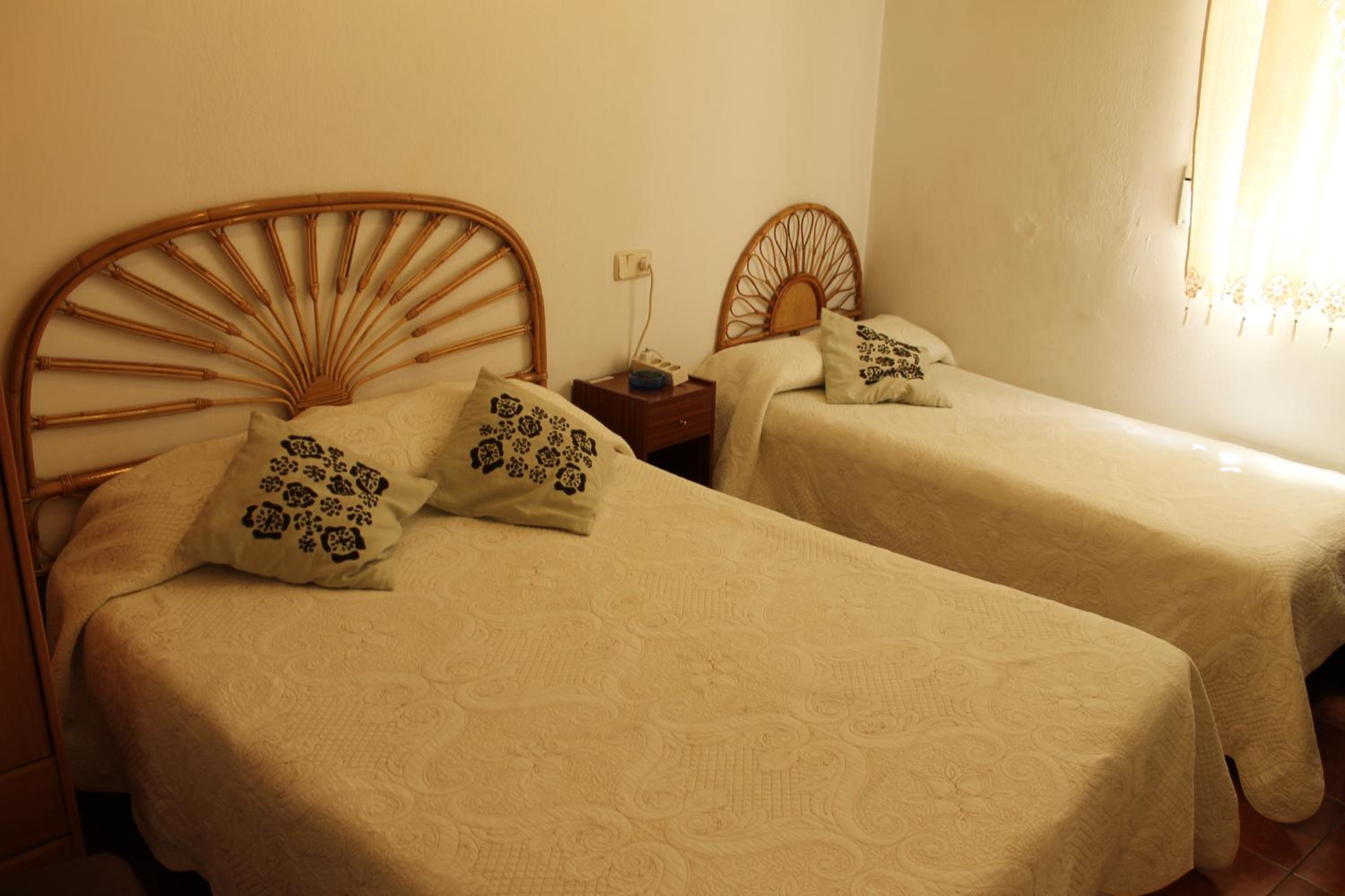 Habitación Doble con Cama Supletoria y Baño Compartido