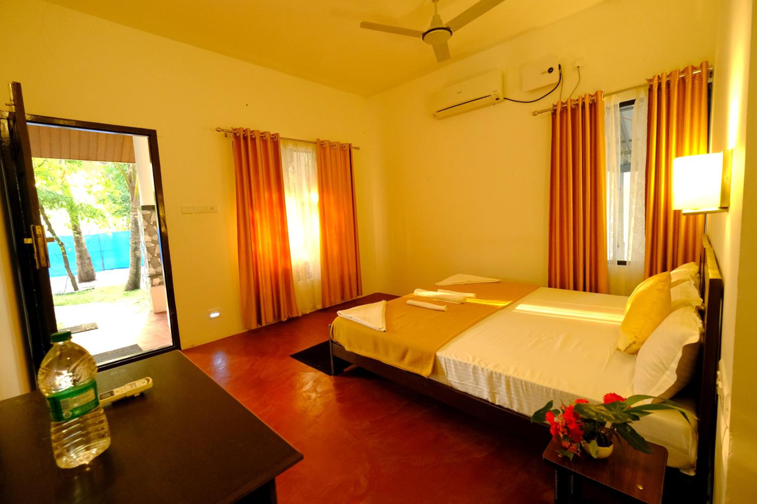 Deluxe Double Room (2 Adults + 1 Child)