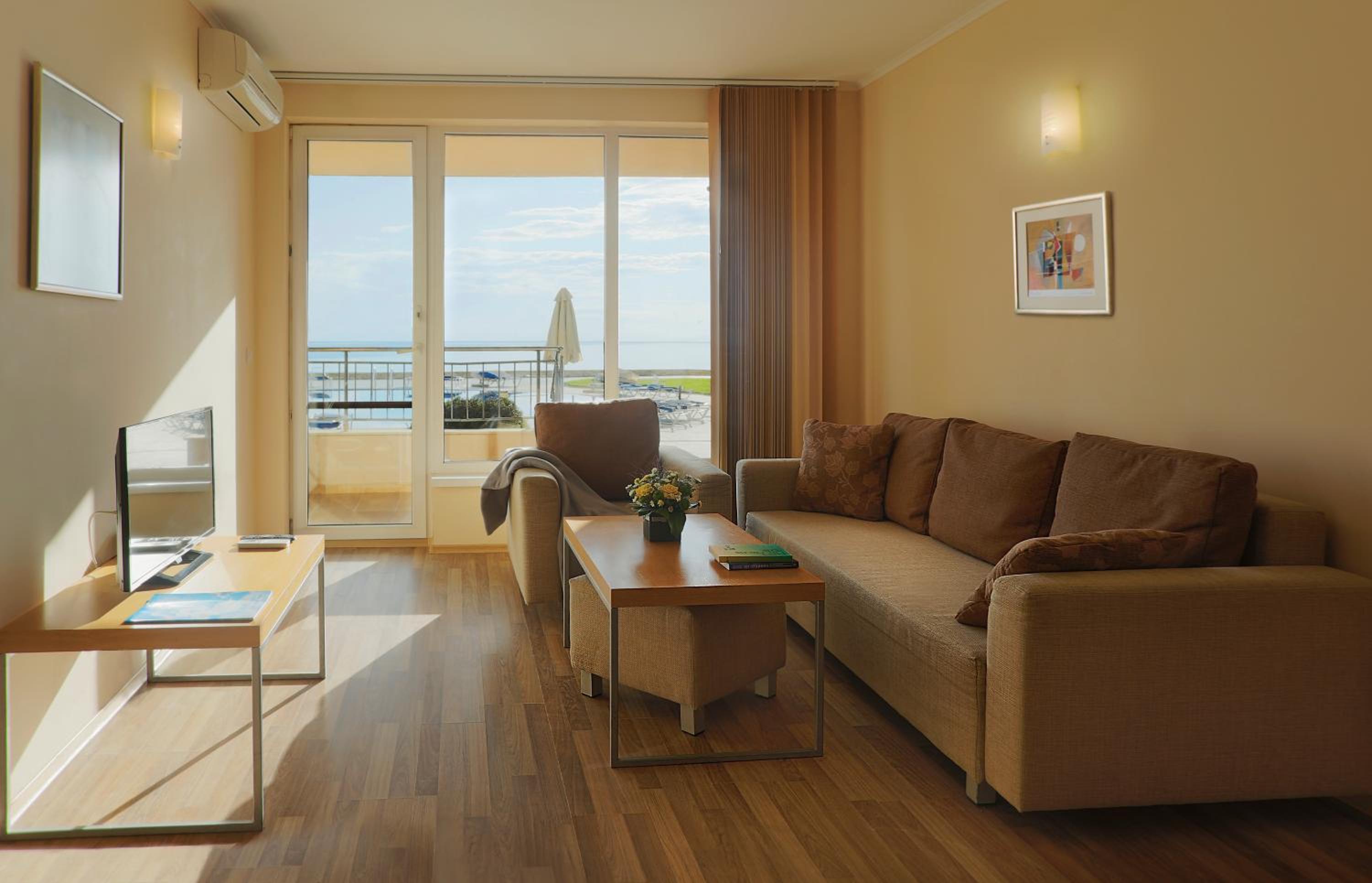 One-Bedroom Apartment with Pool View photo 1