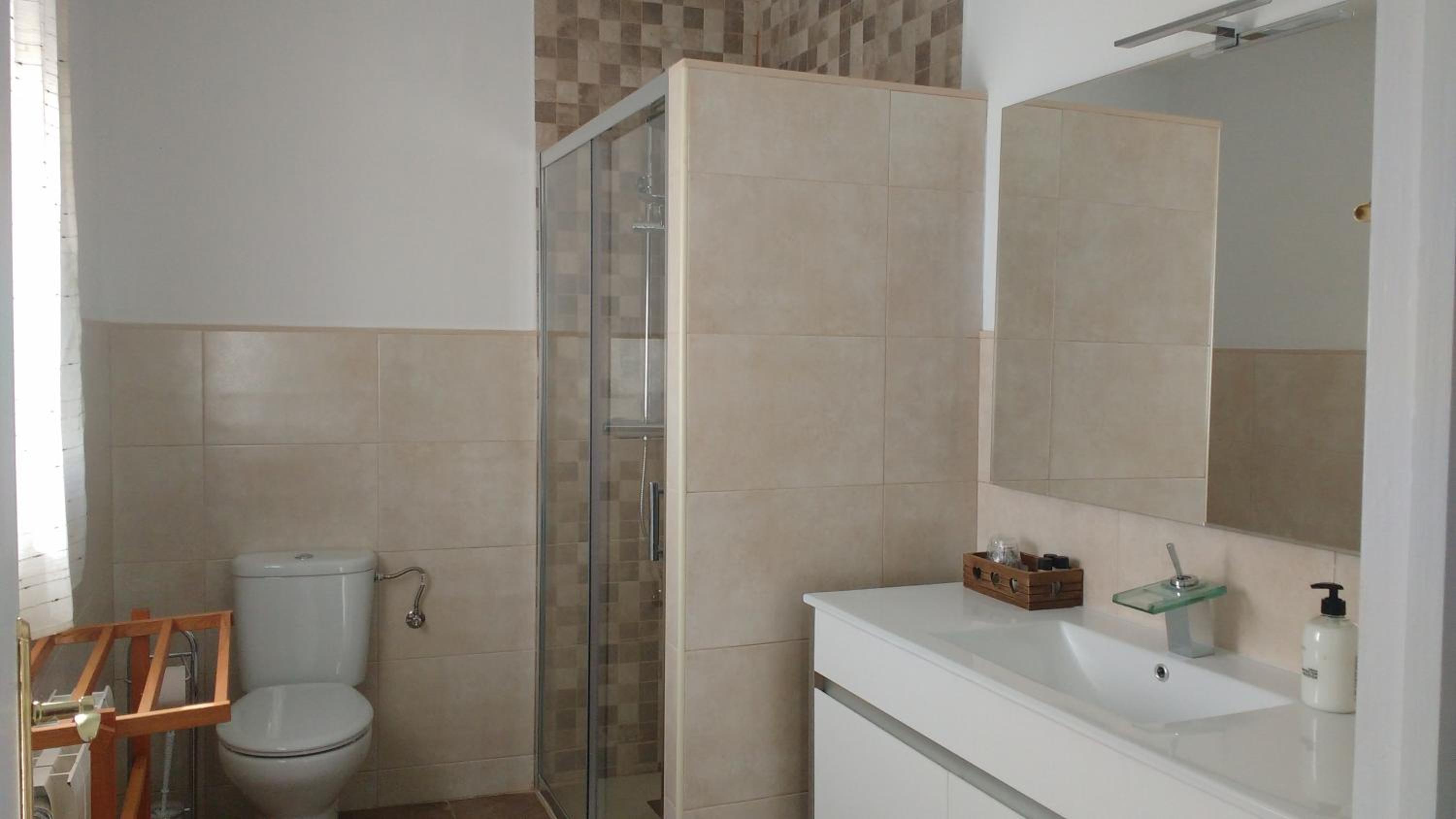 Five-Bedroom House photo 2