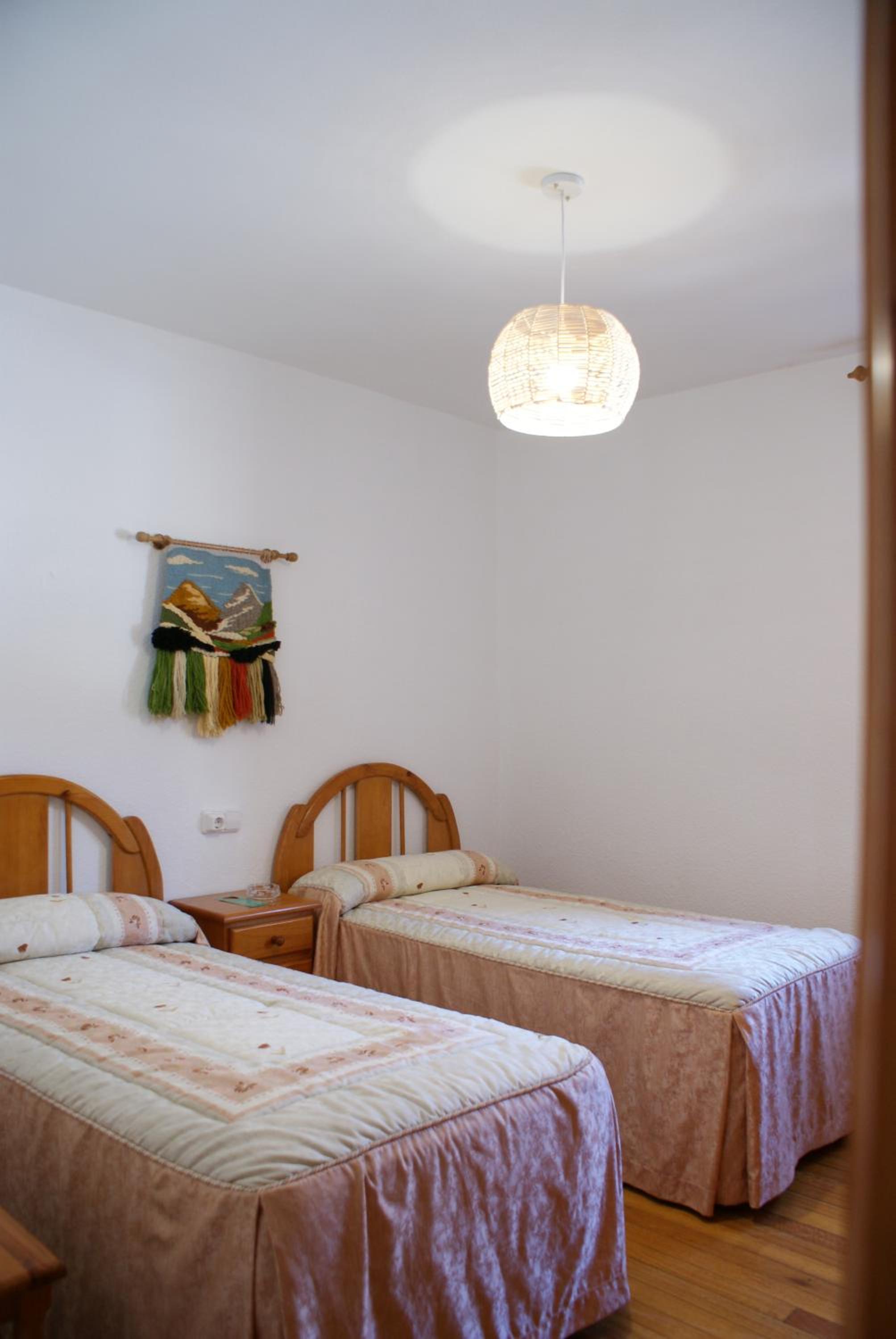 Habitación Estándar con Dos Camas y Baño Compartido