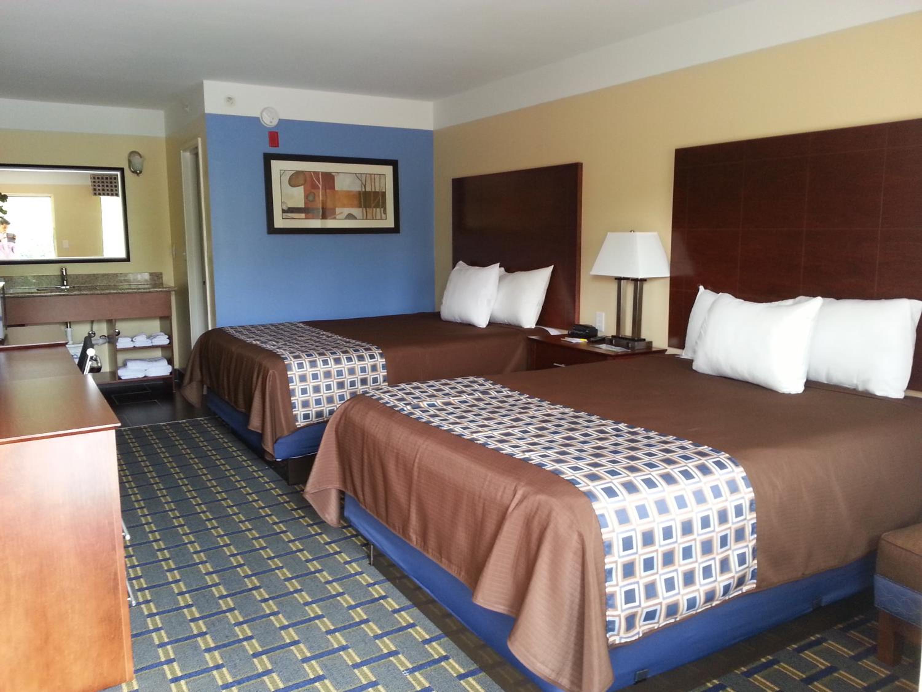 Queen Room with Two Queen Beds - Smoking photo 1