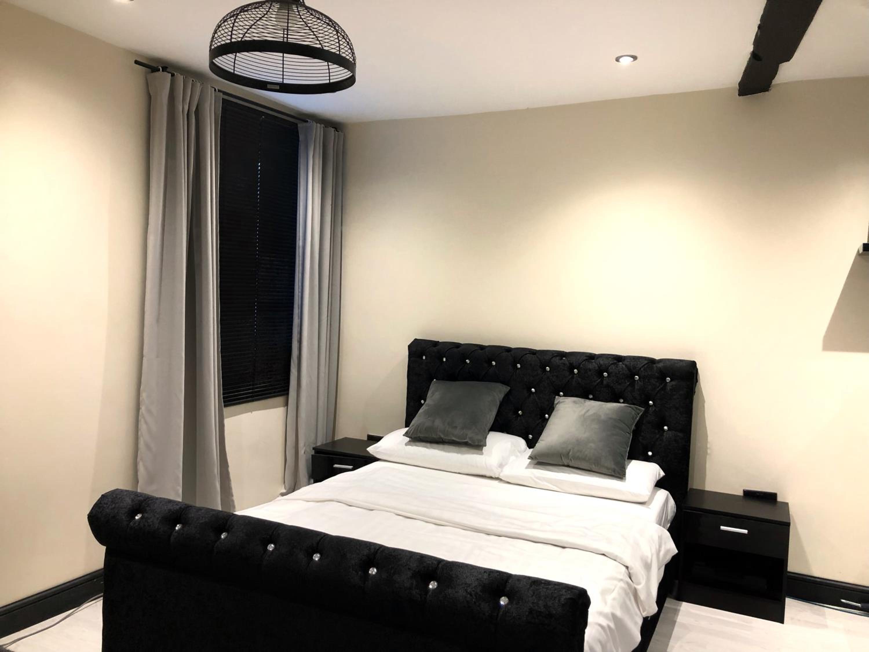Deluxe King Room - Photo 11
